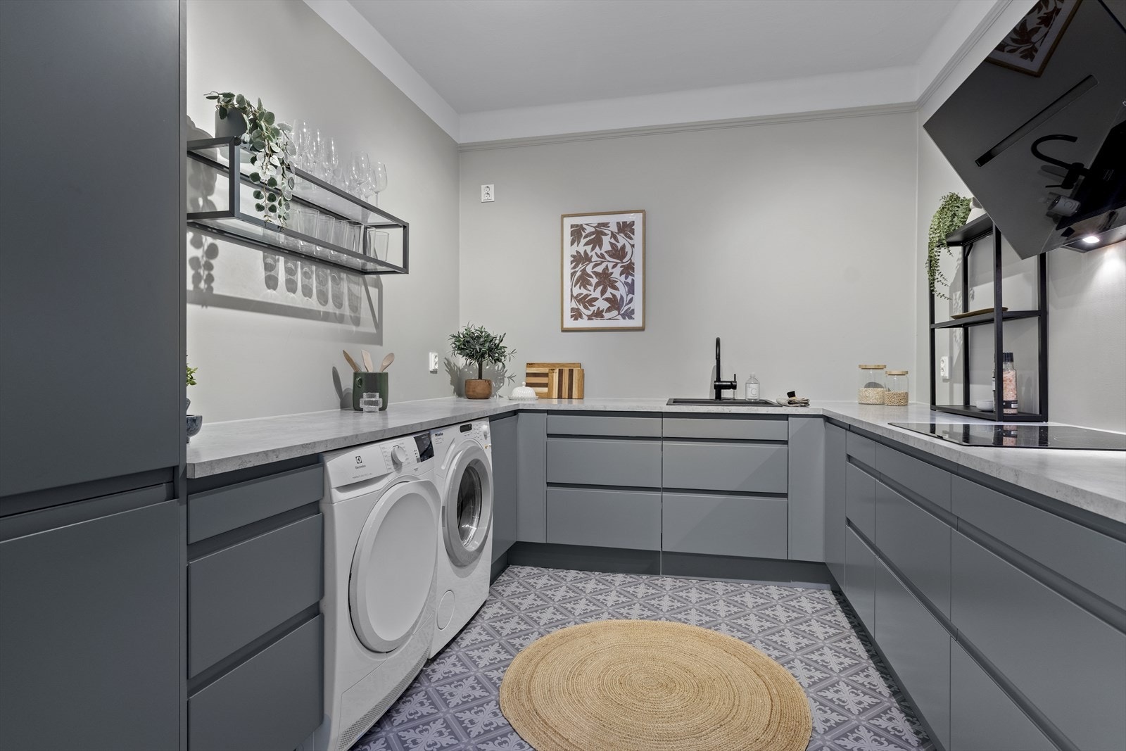 Kjøkkenet er utstyrt med integrerte hvitevarer som induksjonstopp, stekeovn, mikrobølgeovn og kjøl-/fryseskap. Galleribilde