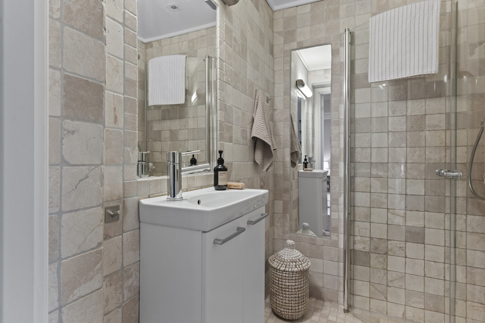 Lyst og innbydende bad med varmekabler i gulv og downlights i himling. Badet ble overflateoppusset i 2013. Galleribilde