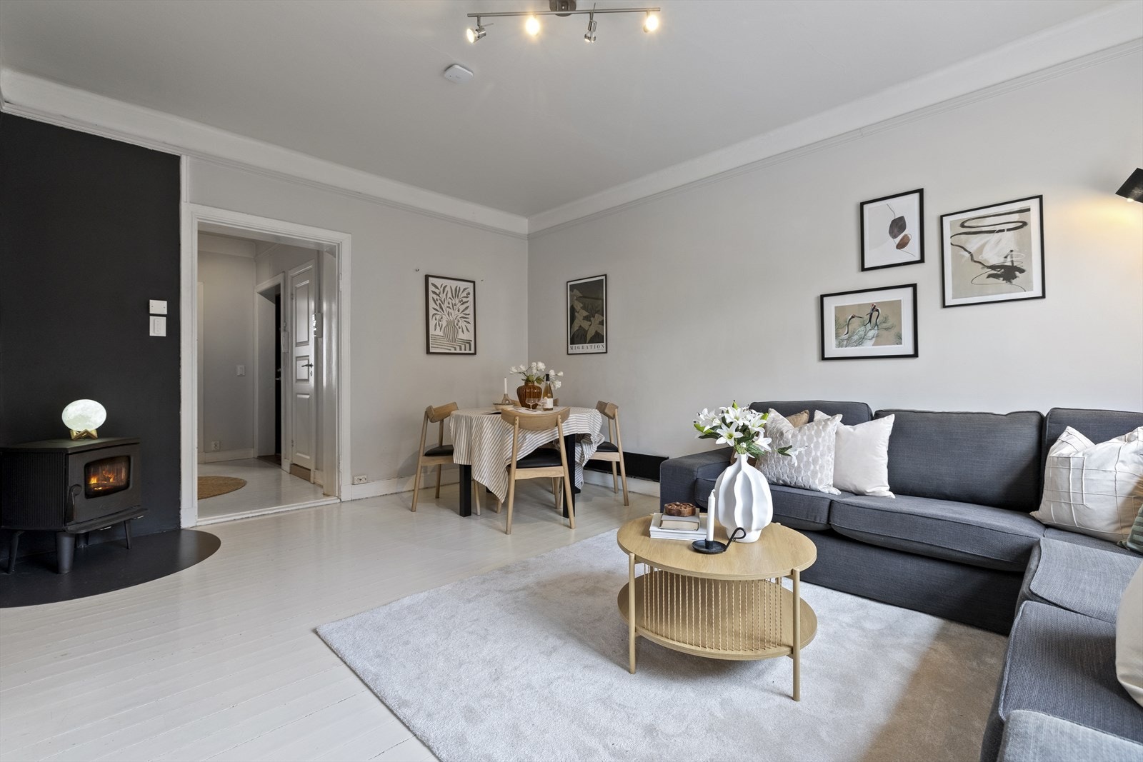 I stuen har du gode møbleringsmuligheter med plass til sofa med tilhørende møblement, TV og spisegruppe. Galleribilde