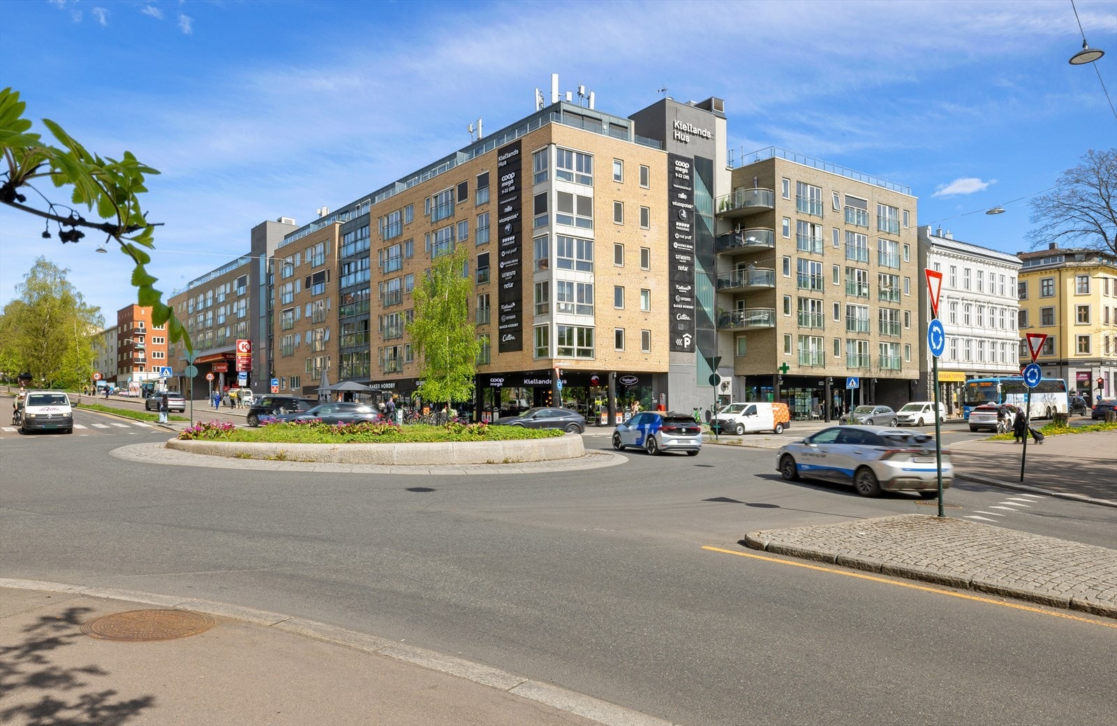 Nabolagssenter Kiellands hus med matbutikk, vinmonopol, apotek m.m. rett rundt hjørnet. Galleribilde