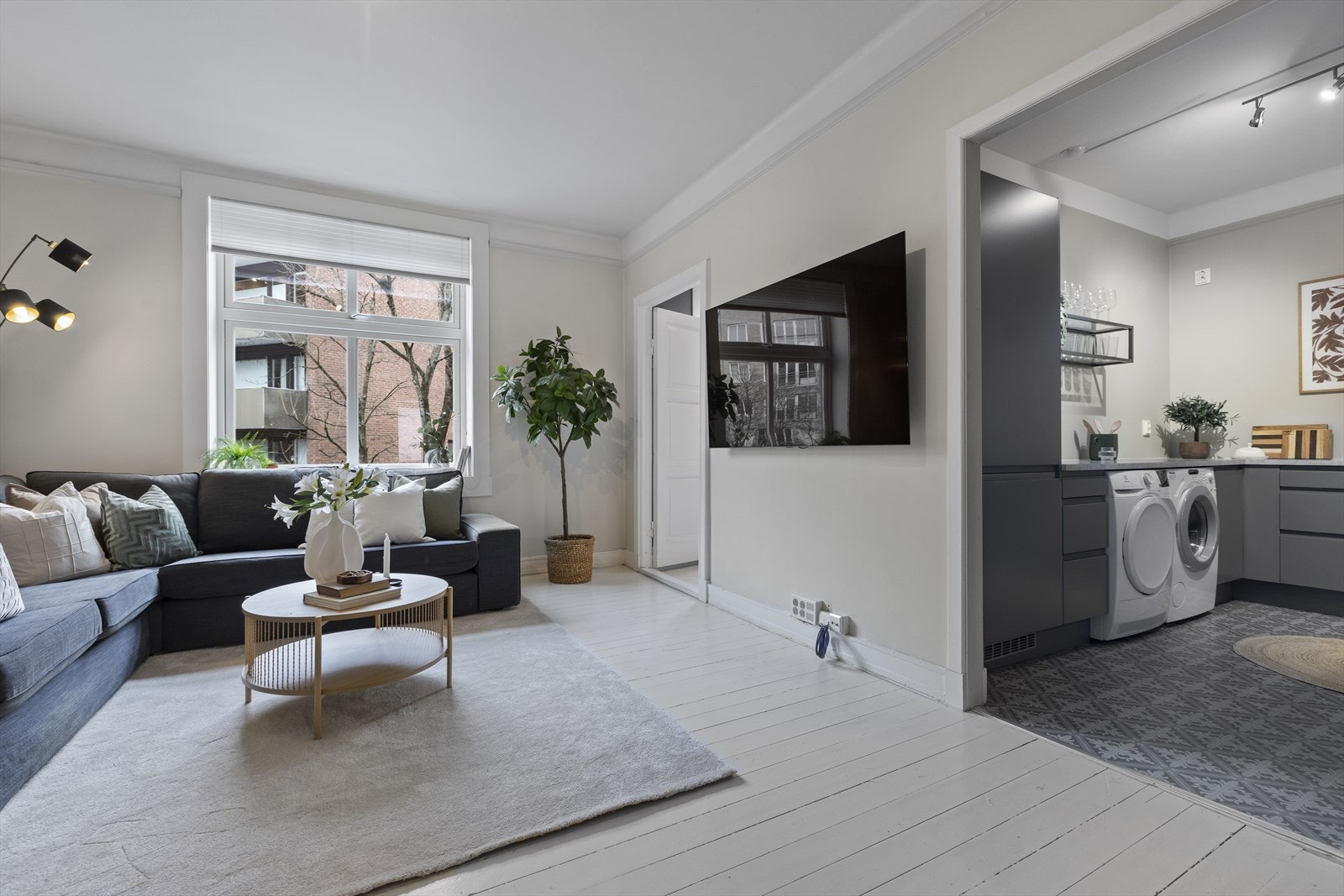 Leiligheten har en flott stue med gode lysforhold og en perfekt kombinasjon av moderne og klassiske detaljer Galleribilde