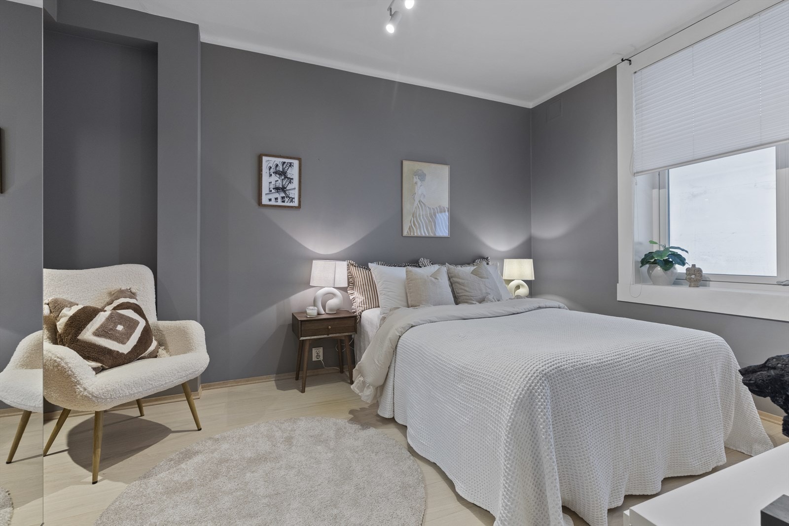 Svært romslig og innbydende hovedsoverom vendt mot frodig bakgård. Soverommet ble etablert i 2021 og ble i den forbindelse oppgradert med ny eikeparkett med varmefolie. Galleribilde