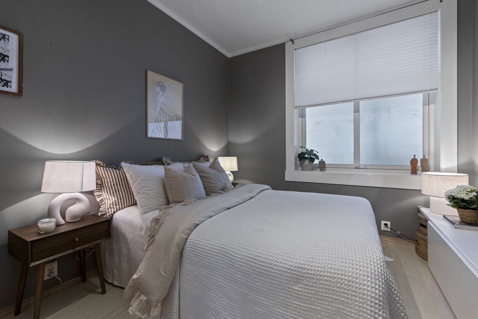 Det er god plass til dobbeltseng med tilhørende nattbord, samt øvrige møblement. Det pågikk arbeider på fasaden da bildet ble tatt, derfor er vindu samt balkongdør dekket til på utsiden. Galleribilde