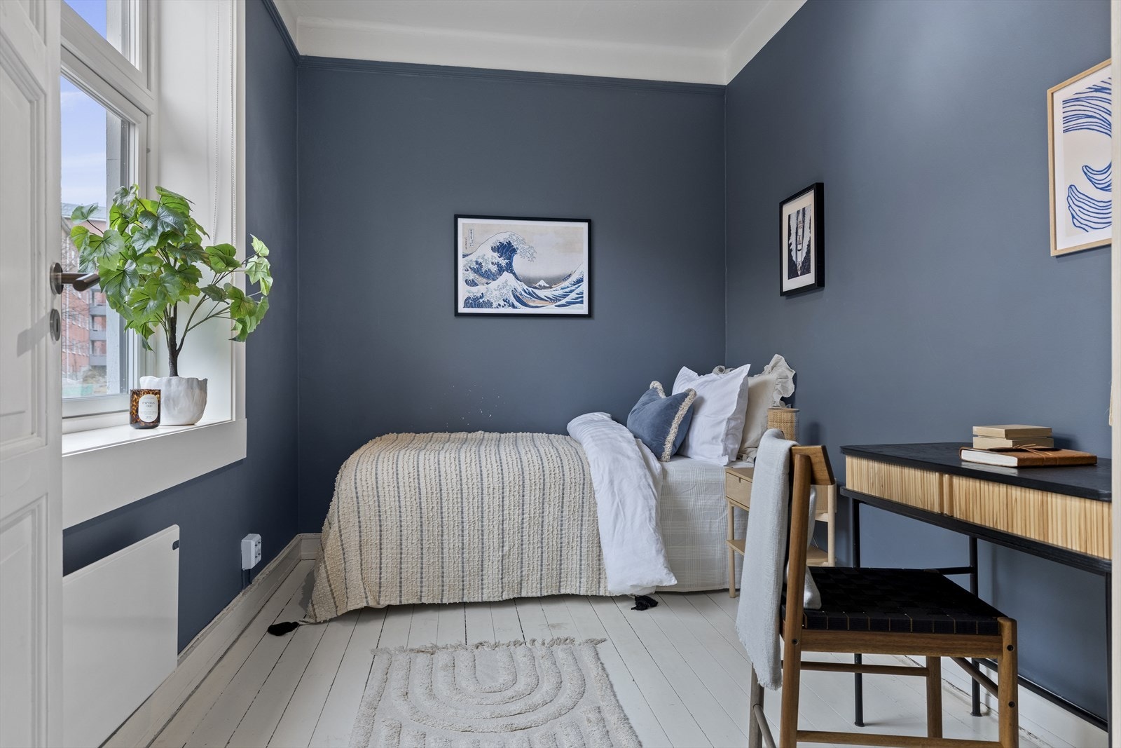 Leilighetens andre soverom er også romslig, med plass til dobbeltseng, nattbord, garderobe og annet ønsket møblement. Galleribilde