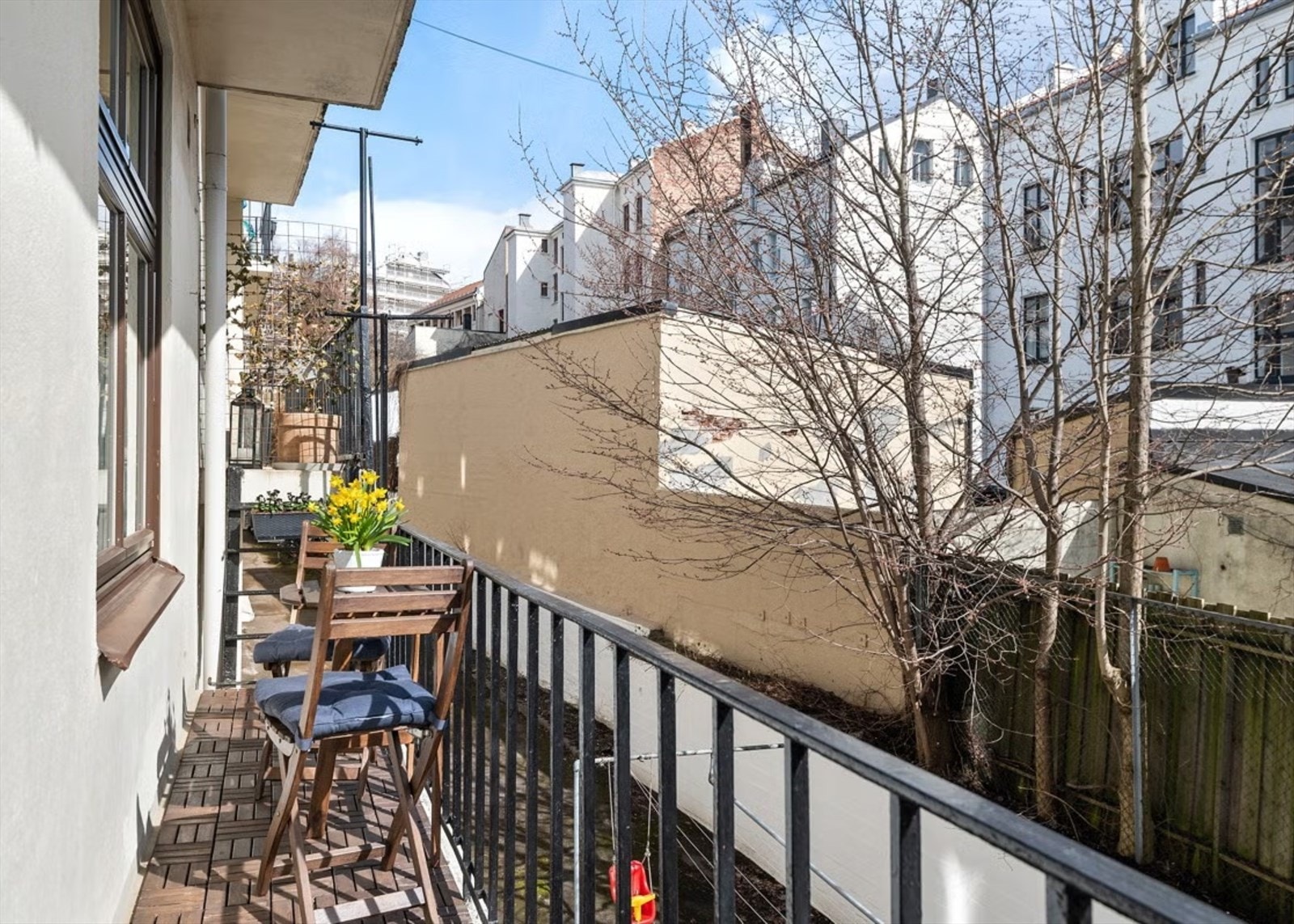 Balkongen er vendt mot flott bakgård og har plass til kaffesett og annet ønsket interiør. Galleribilde