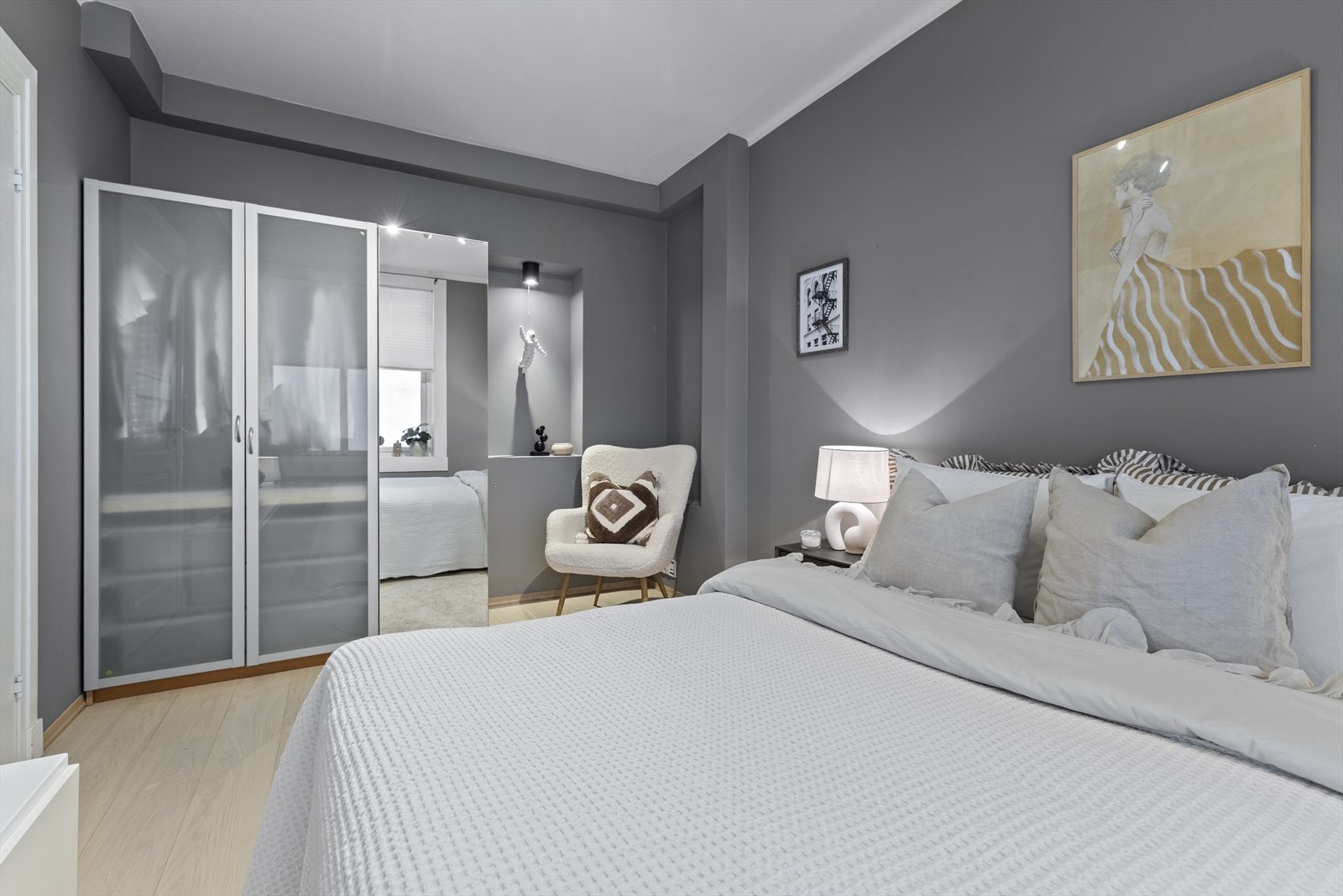 Stort garderobeskap gir rikelig med oppbevaringsplass Galleribilde