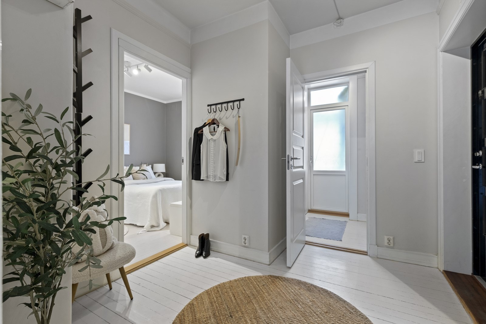 Det er god plass til oppbevaring og oppheng av sko og yttertøy. Det er montert dørcalling på vegg ved ytterdør. Galleribilde