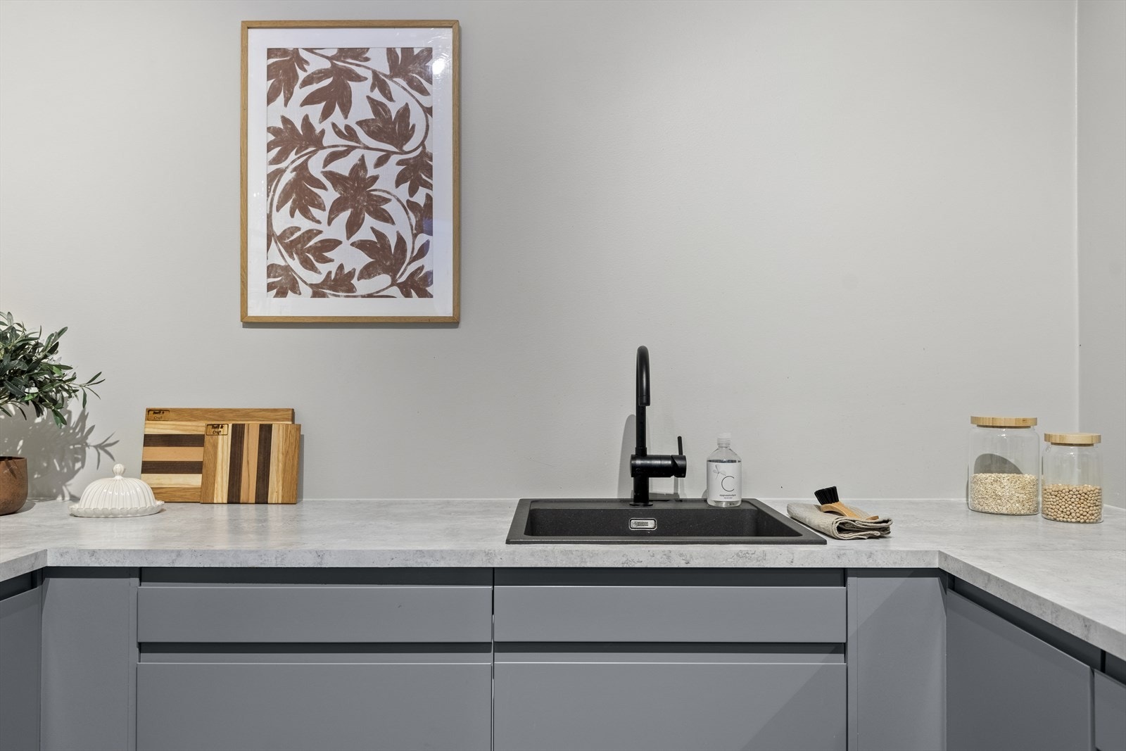 Kjøkkenet er utstyrt med både komfyrvakt og Waterguard. Galleribilde