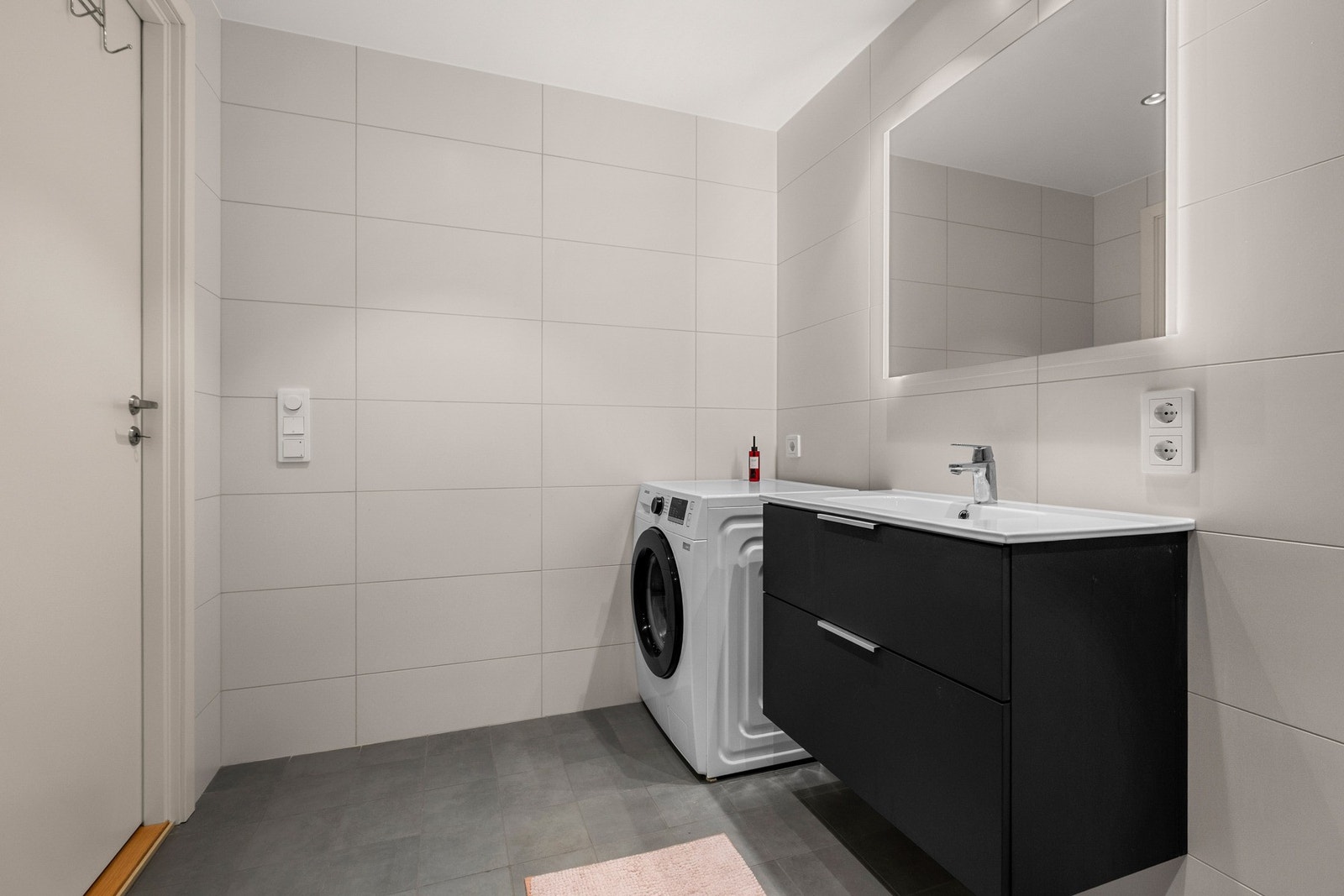 Badet er på 5,7 kvm og har opplegg for vaskemaskin. Galleribilde