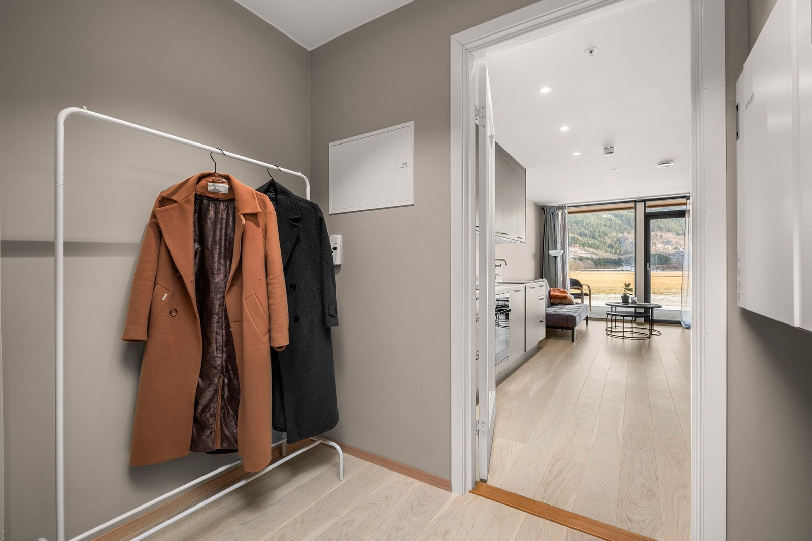 Stor og praktisk entré med muligheter for garderobeskap. Galleribilde