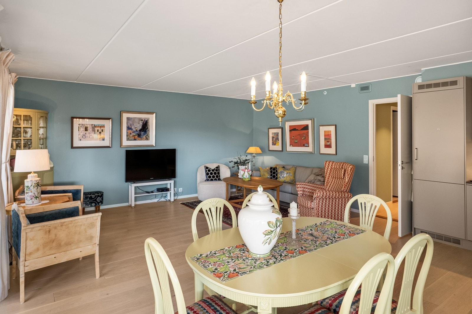 Kjøkkenet ligger i åpen forbindelse med stuen og fremstår som praktisk og moderne utformet. Galleribilde