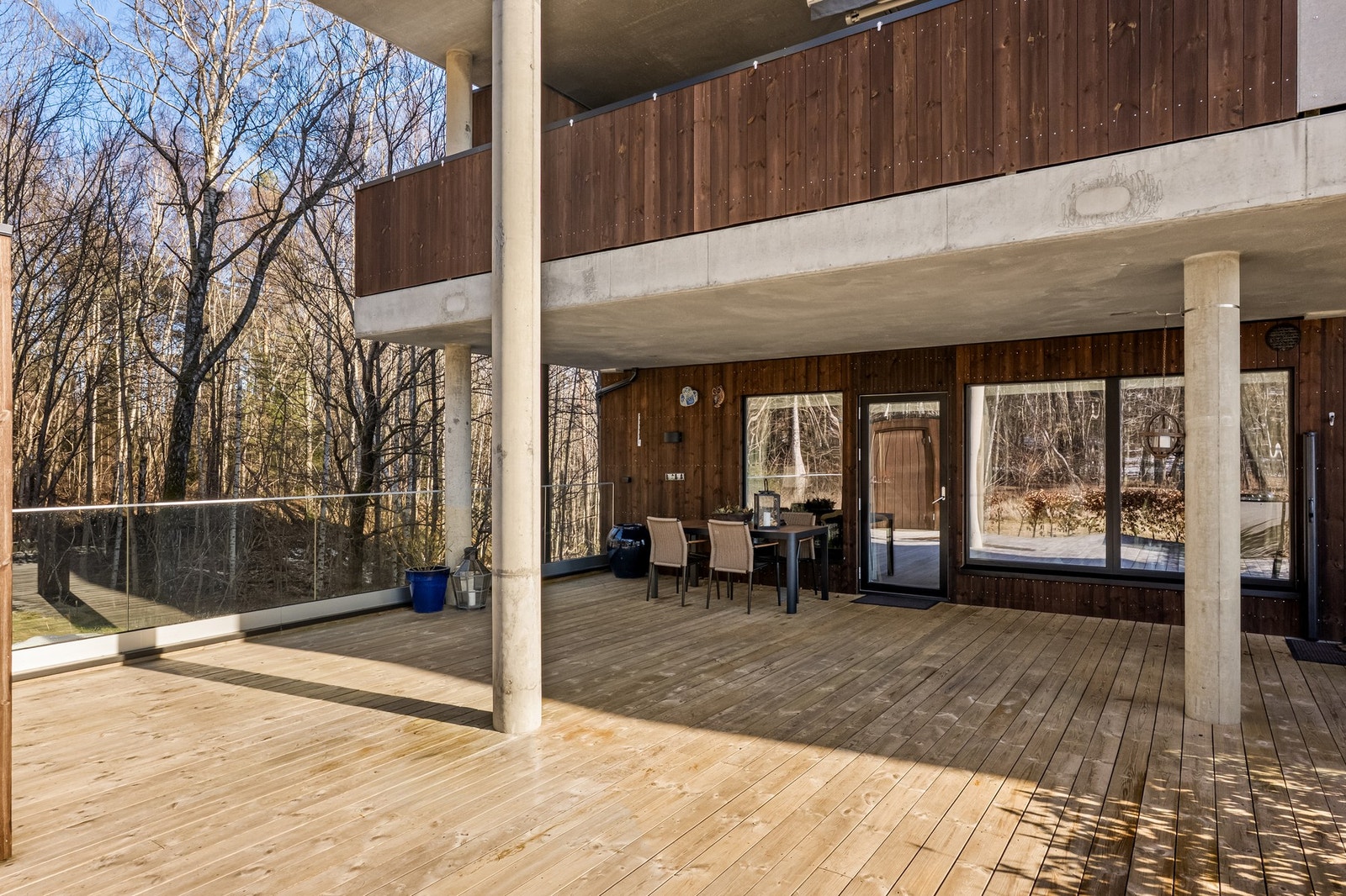 Fra stuen er det utgang til den store terrassen, som er en av leilighetens klare kvaliteter. Galleribilde