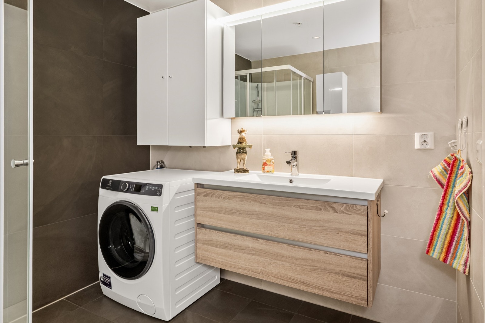 Badet fyller også rollen som et vaskerom og er av god størrelse til den kombinerte funksjonen. Galleribilde