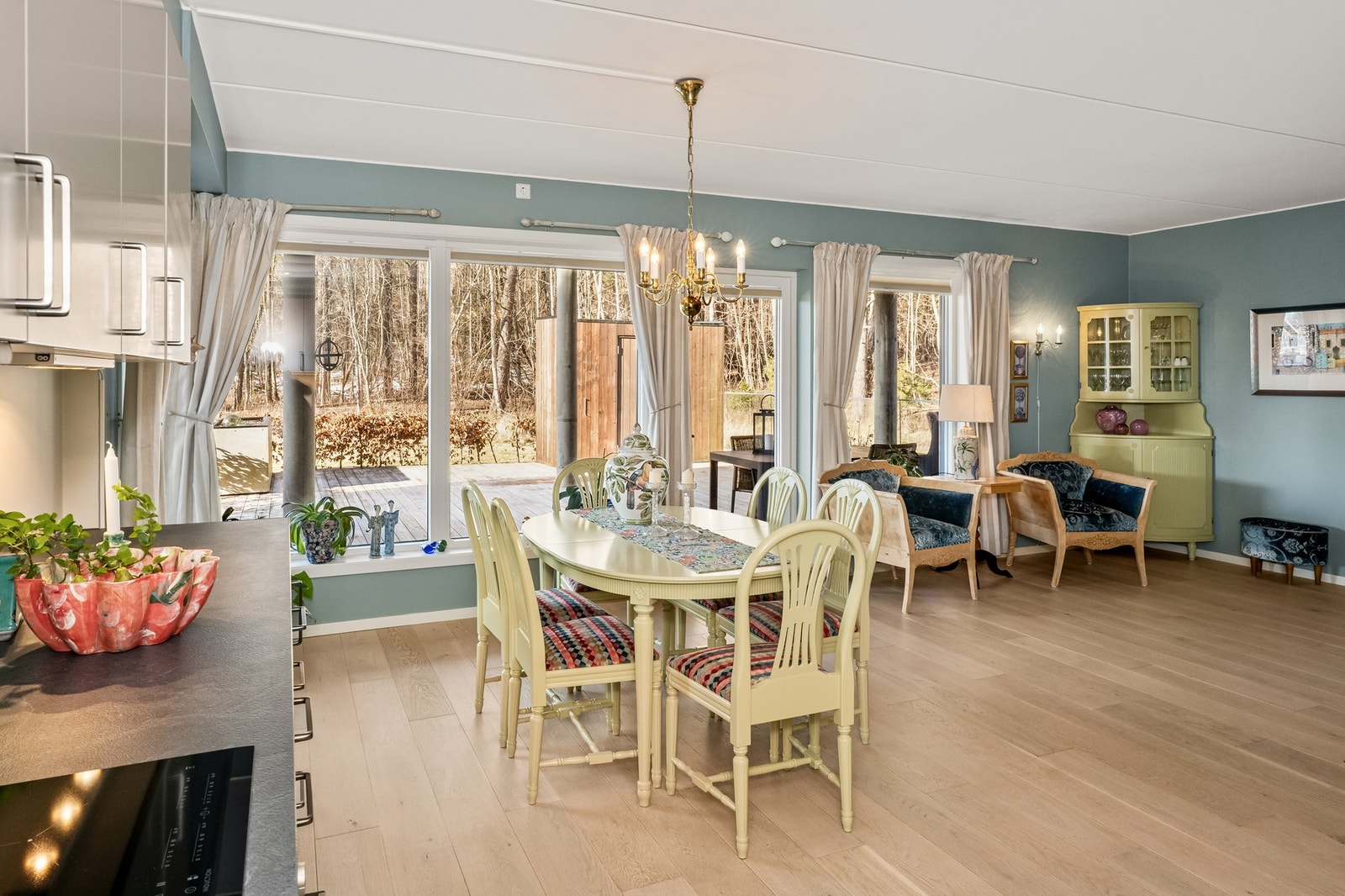 Plisségardiner i stuen bidrar til et helhetlig og gjennomført uttrykk, samtidig som de gir praktisk og fleksibel skjerming. Galleribilde