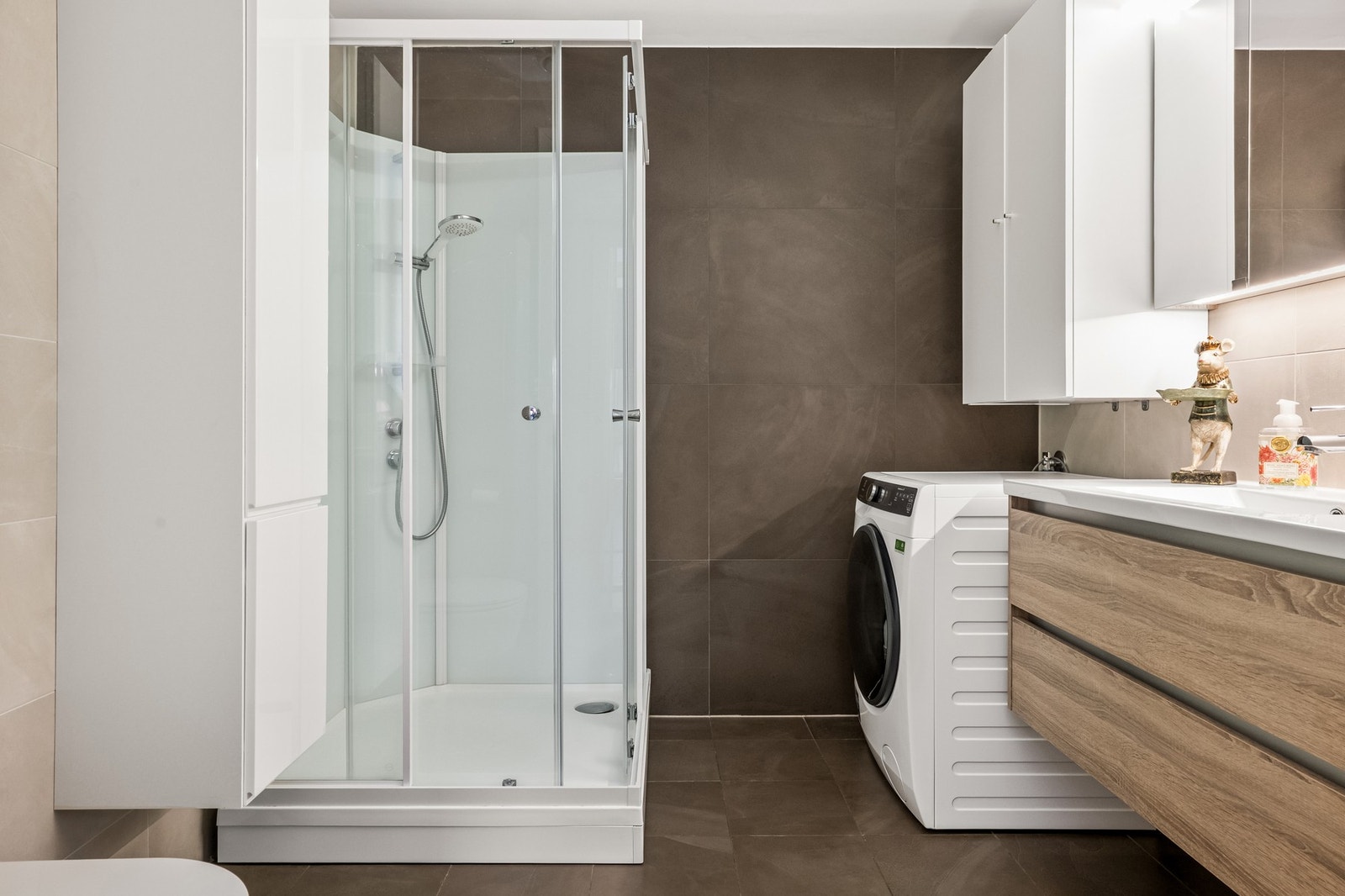 Dusjkabinett og høyskap ble skiftet i 2025. Galleribilde