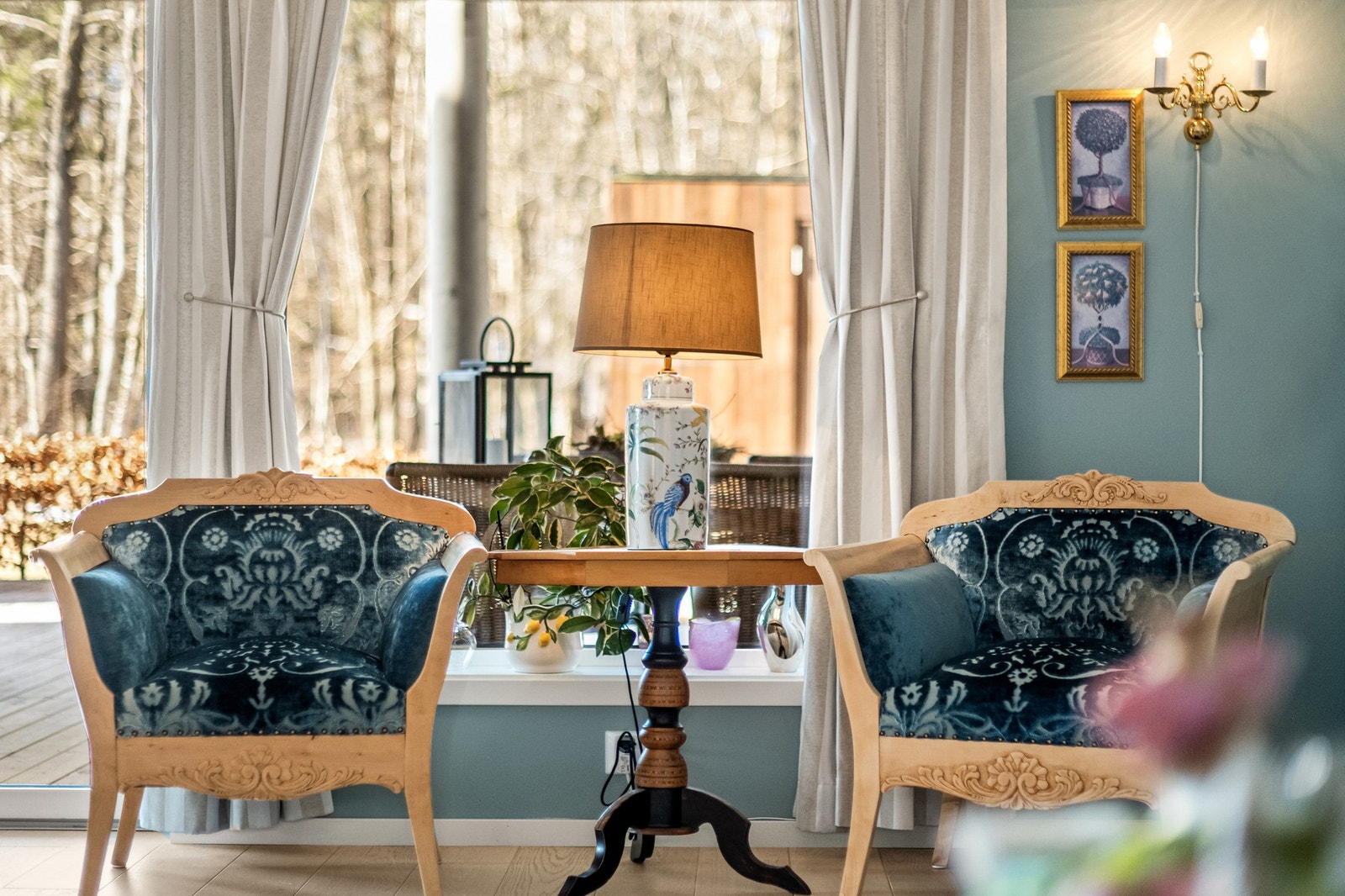 Leiligheten ligger på bakkeplan, noe som gir lett adkomst og gjør boligen praktisk tilgjengelig for mange ulike kjøpergrupper. Galleribilde