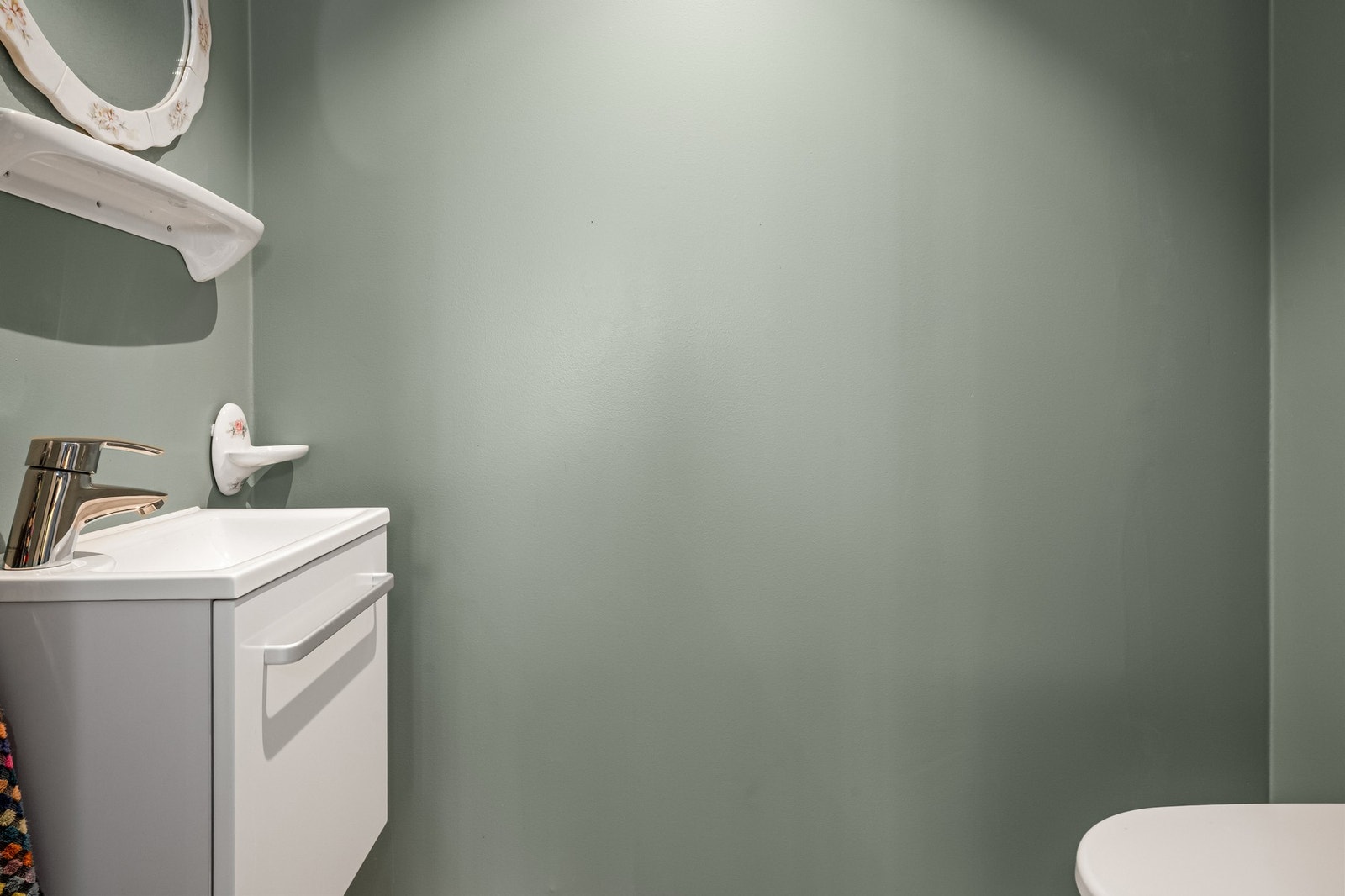 I tillegg til badet har leiligheten et separat toalettrom, utstyrt med vegghengt toalett og servant. Galleribilde