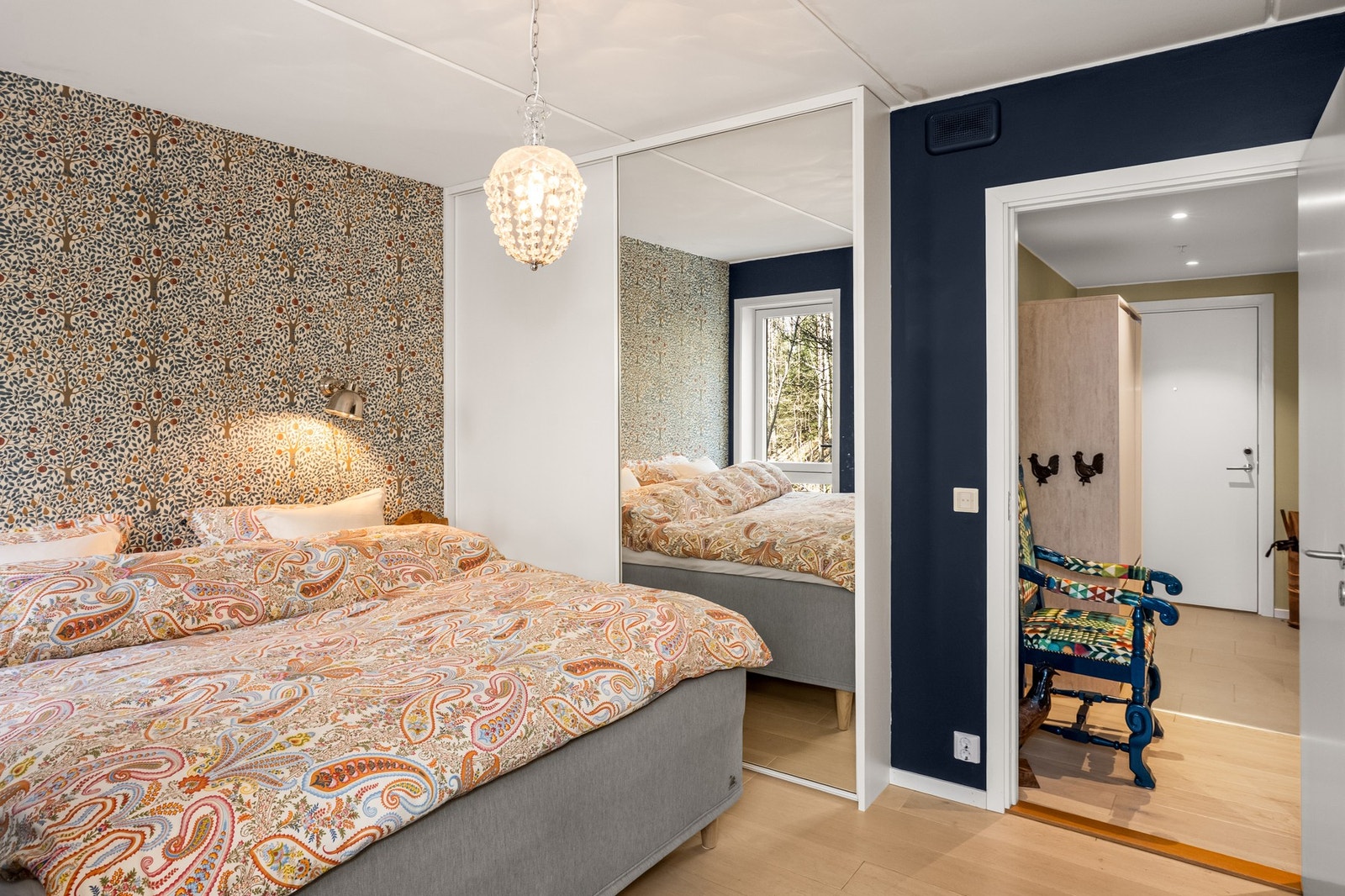 Garderobeskap medfølger. Galleribilde