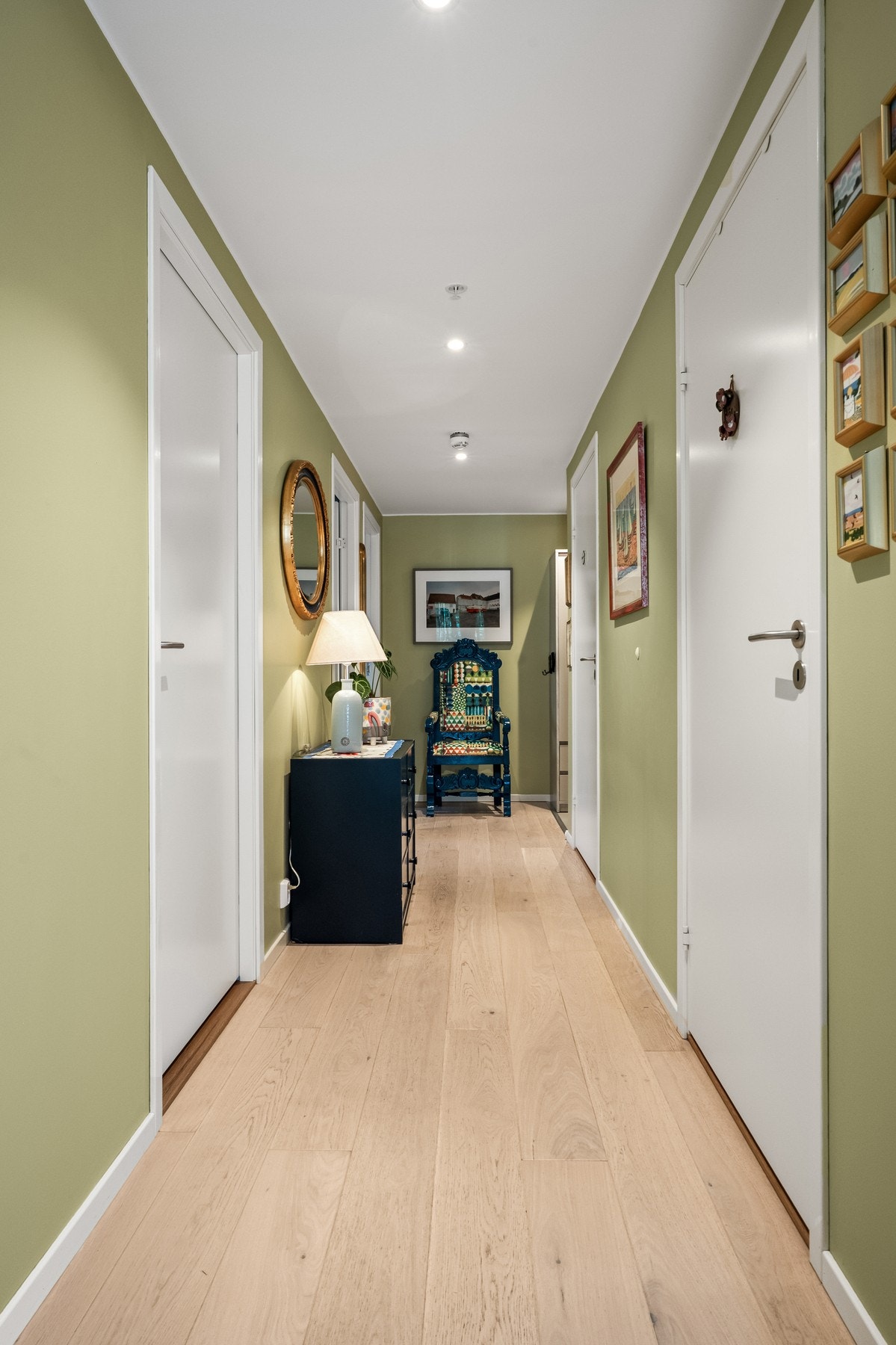 Leiligheten har app-styring på belysningen i gangen og på badet, som gir en moderne og brukervennlig hverdag med enkel kontroll over lyssettingen. Galleribilde