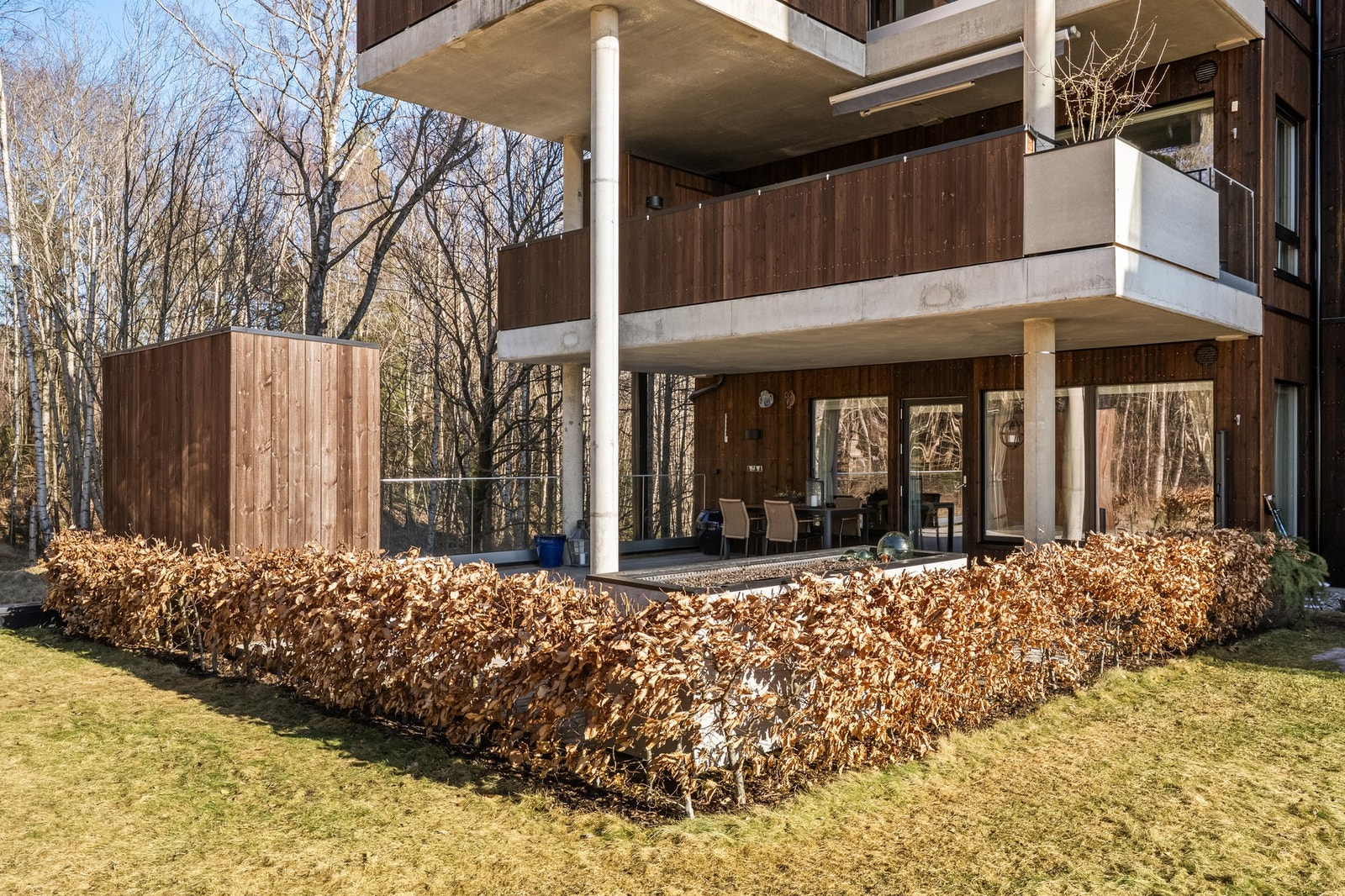 Solforholdene er gode, med sol på terrassen fra ca. kl. 11.00 til 20.00-21.00 sommerstid, noe som gir mange fine timer ute gjennom dagen og kvelden. Galleribilde