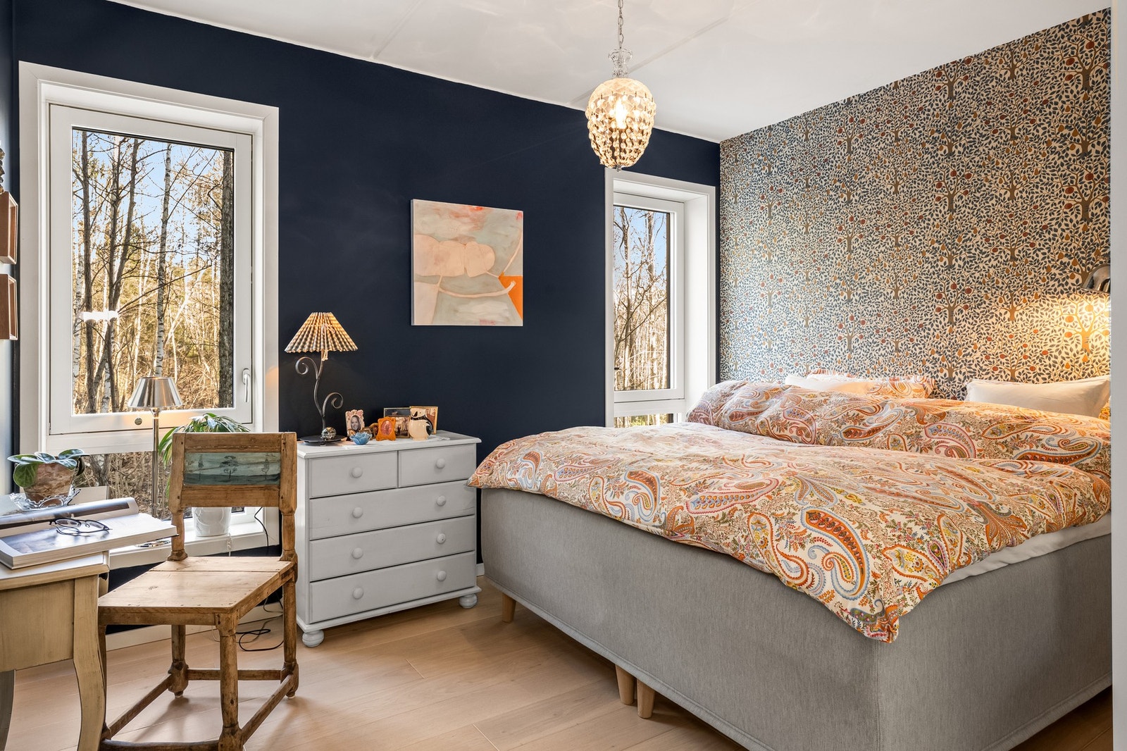 Leiligheten har tre soverom, alle vendt mot friarealene. Galleribilde