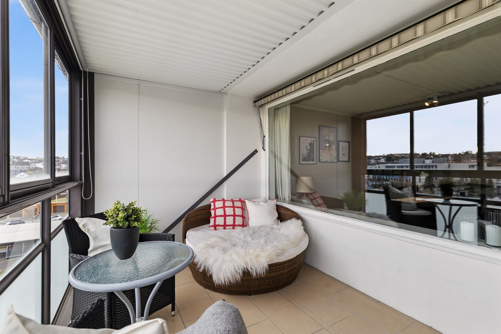 Gulvet på balkongen er belagt med fliser. Galleribilde