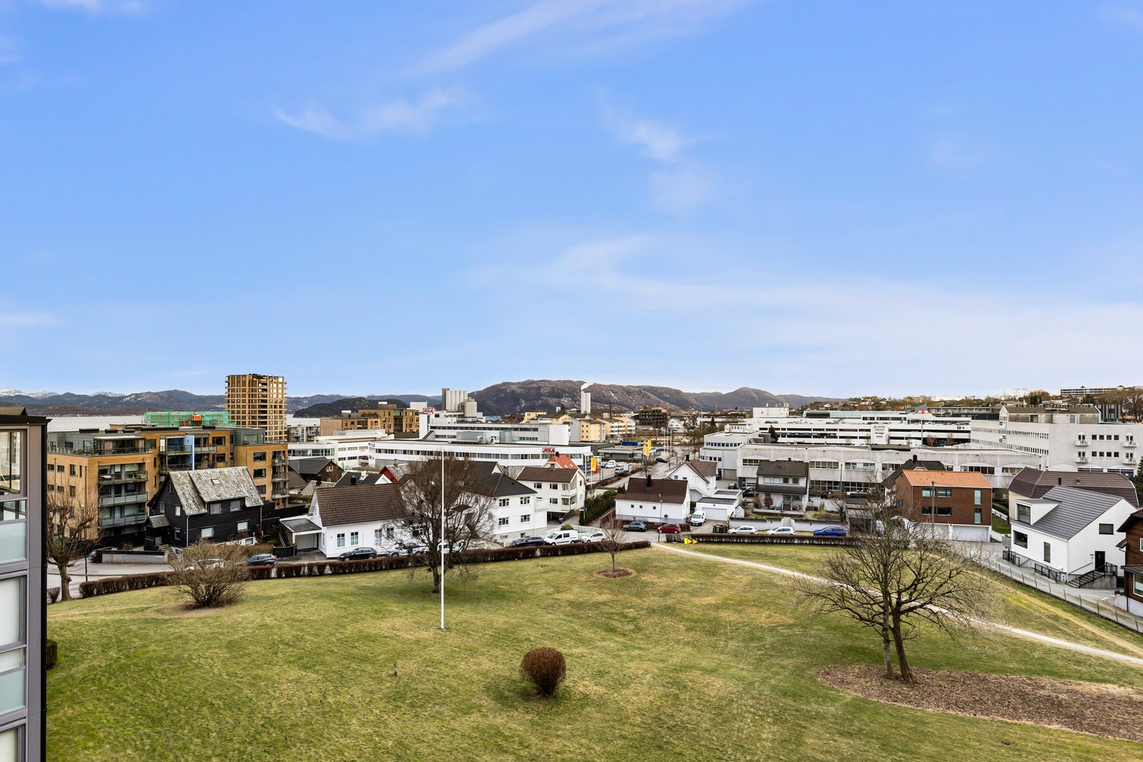 Fra leiligheten strekker utsikten seg over nærområdet, mot by, fjord og fjell. Galleribilde