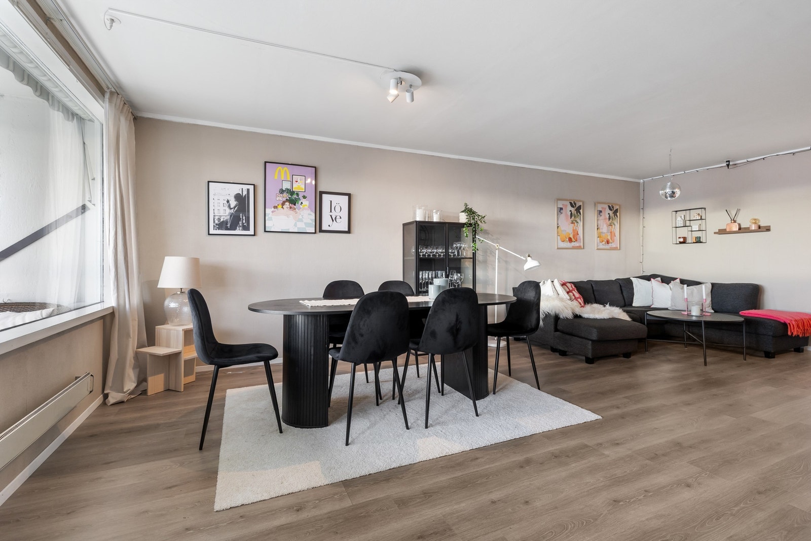 Stue med plass til både sofagruppe og spisegruppe. Galleribilde