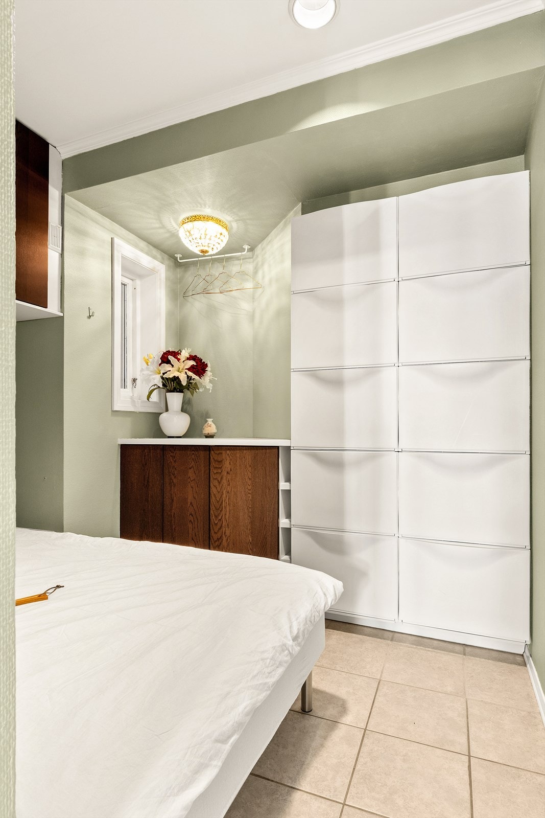 Leiligheten har en koselig sovealkove på 5,2 m², plassert i motsatt ende av stue og kjøkken, som gir et tilbaketrukket og rolig sovemiljø. Galleribilde