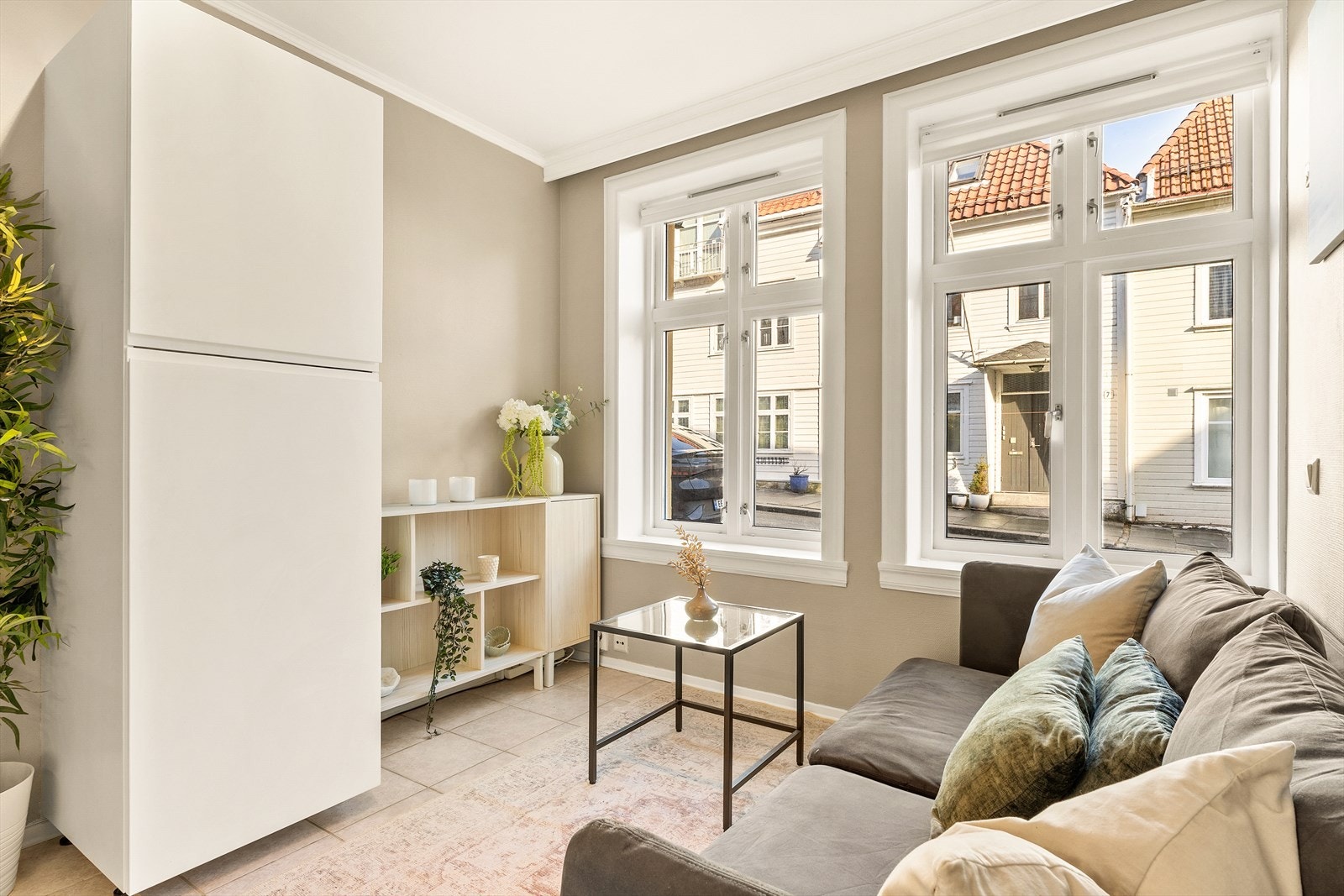 Stue og kjøkken har en åpen løsning på 9,4 m². Stuen er lys og innbydende med tidsriktige farger som skaper en varm og moderne atmosfære. Galleribilde