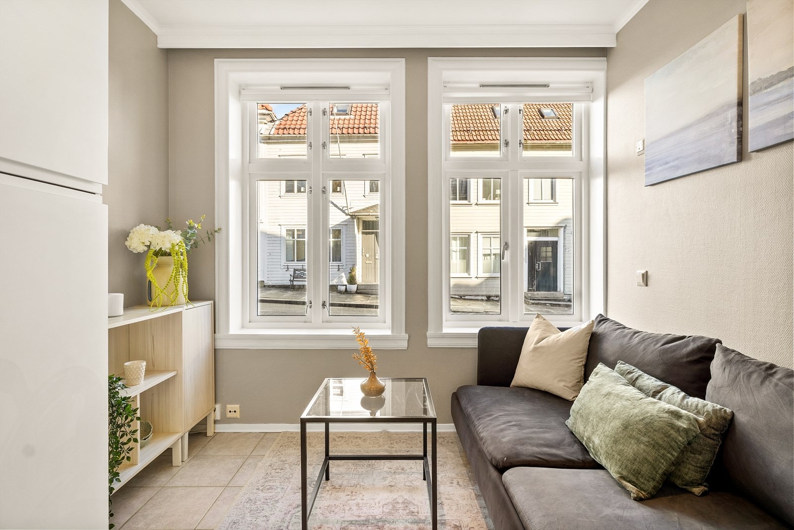 De store vinduene gir godt lysinnslipp og en god romfølelse, og det er plass til sofa med en naturlig vegg for TV midt imot. Galleribilde