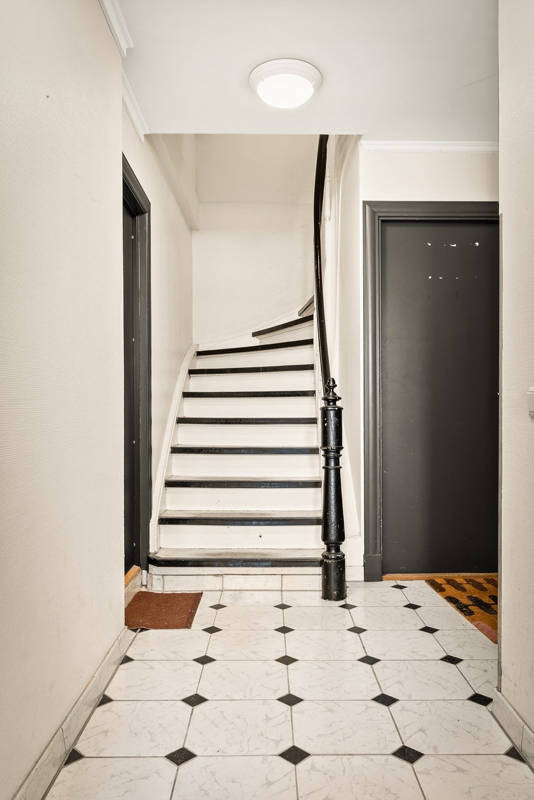 Felles gang. Døren til venstre leder inn til leiligheten, mens den andre døren gir tilgang til vaskerommet. Galleribilde