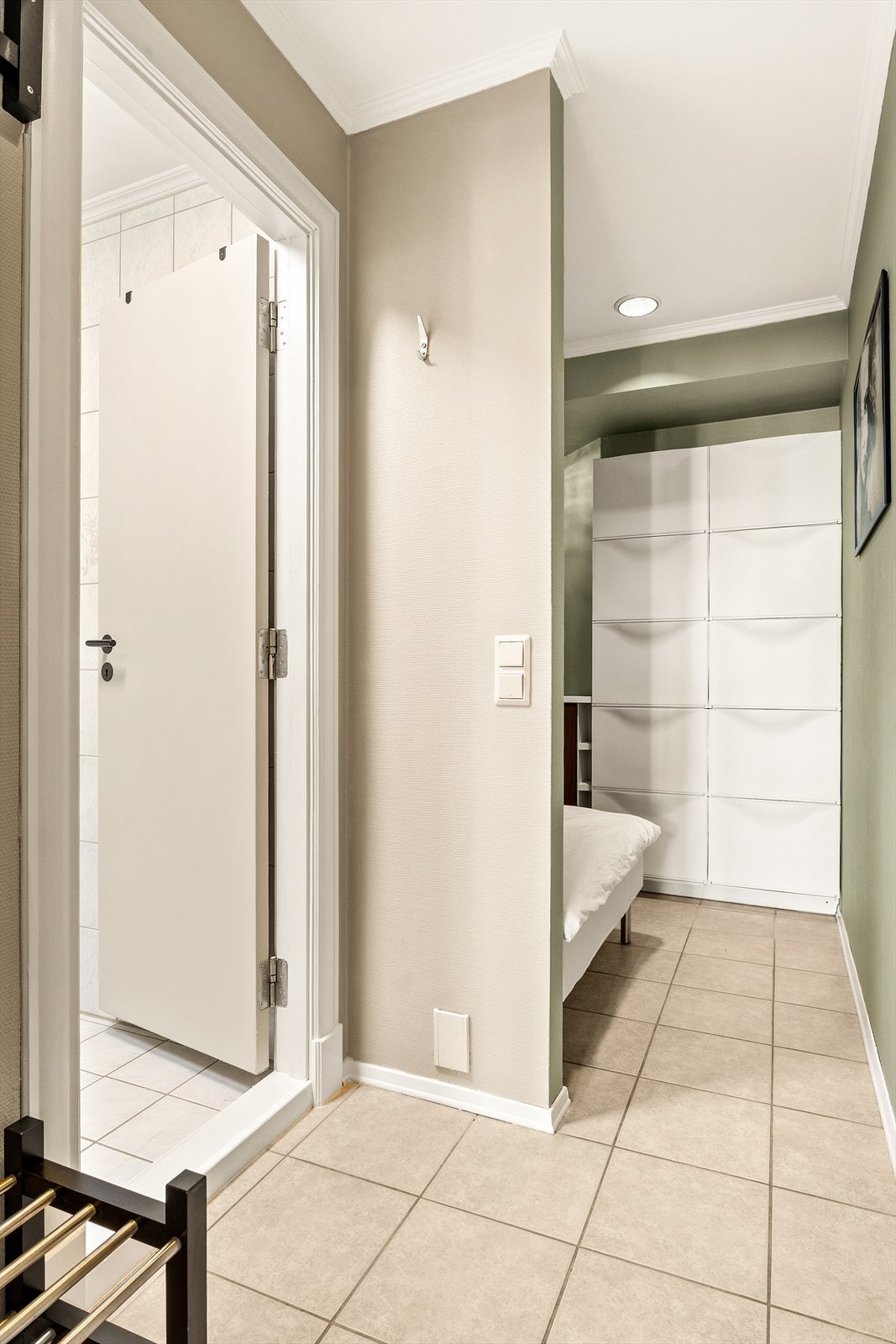 Gangen leder naturlig til sovealkoven, badet og det åpne kjøkken- og stueområdet. Galleribilde