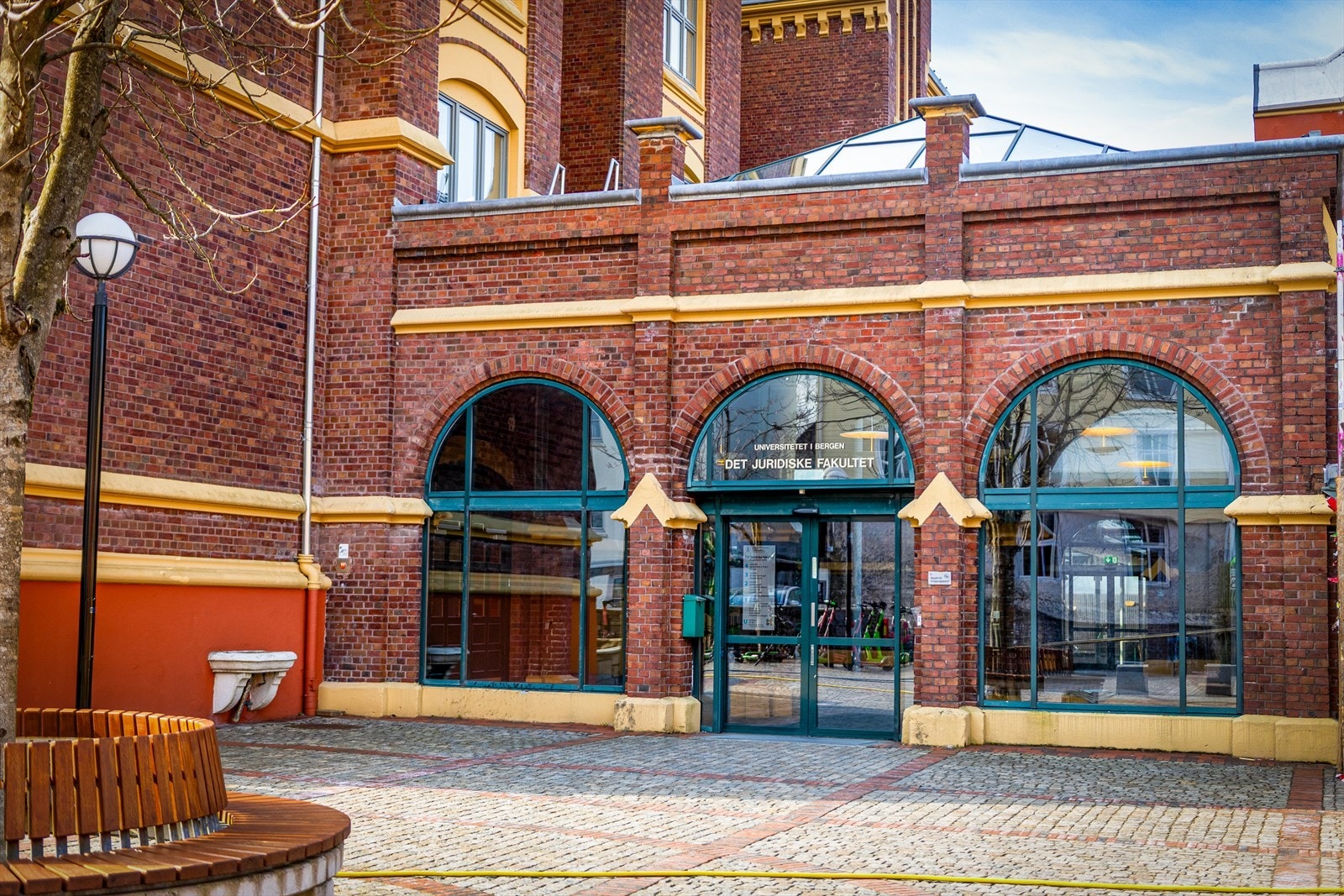 Bergen er kjent som en levende studentby. Universitetet i Bergen ligger i umiddelbar nærhet, inkludert Det juridiske fakultet. Galleribilde