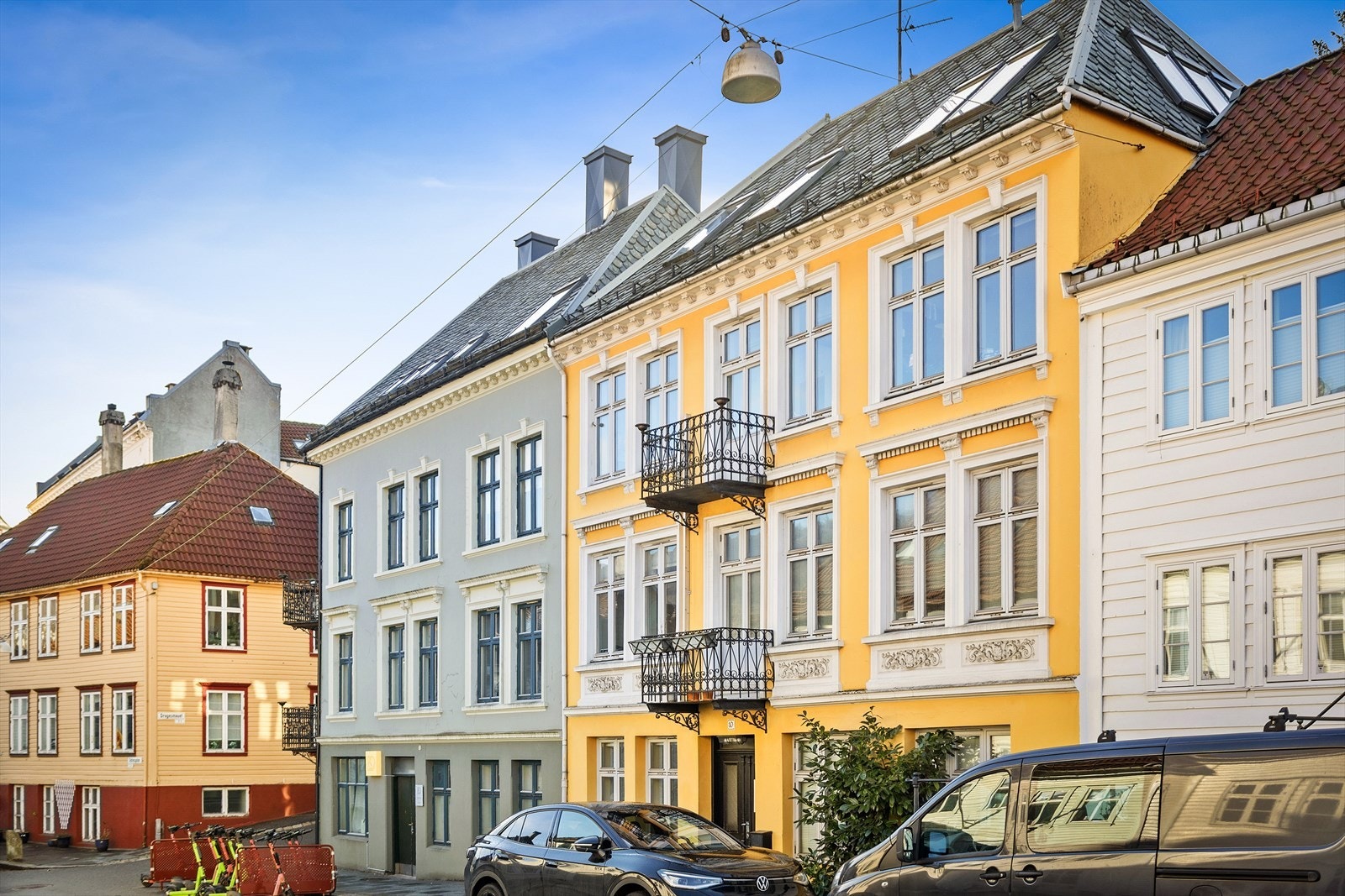 Sydnesgaten ligger i et av Bergens mest tradisjonsrike og sjarmerende områder, kjent for flott trehusbebyggelse. Galleribilde