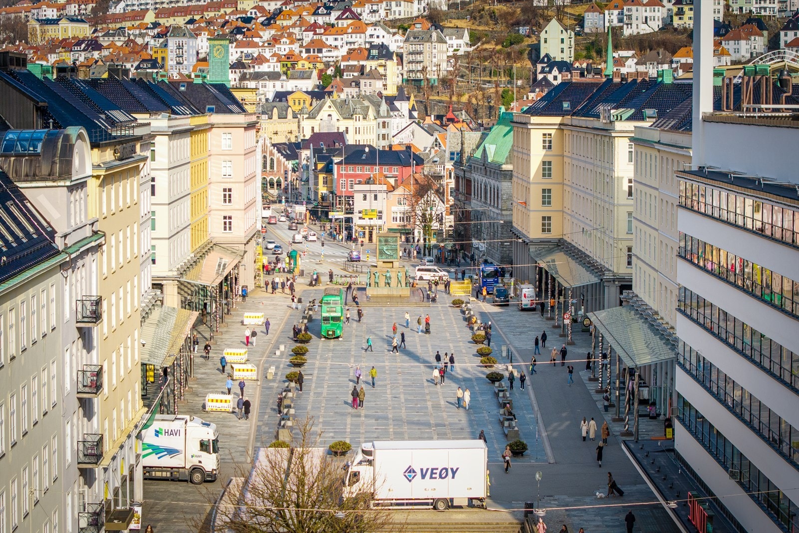 På få minutter når du både Torgallmenningen, med alt av butikker, servicetilbud, restauranter og utesteder. Galleribilde
