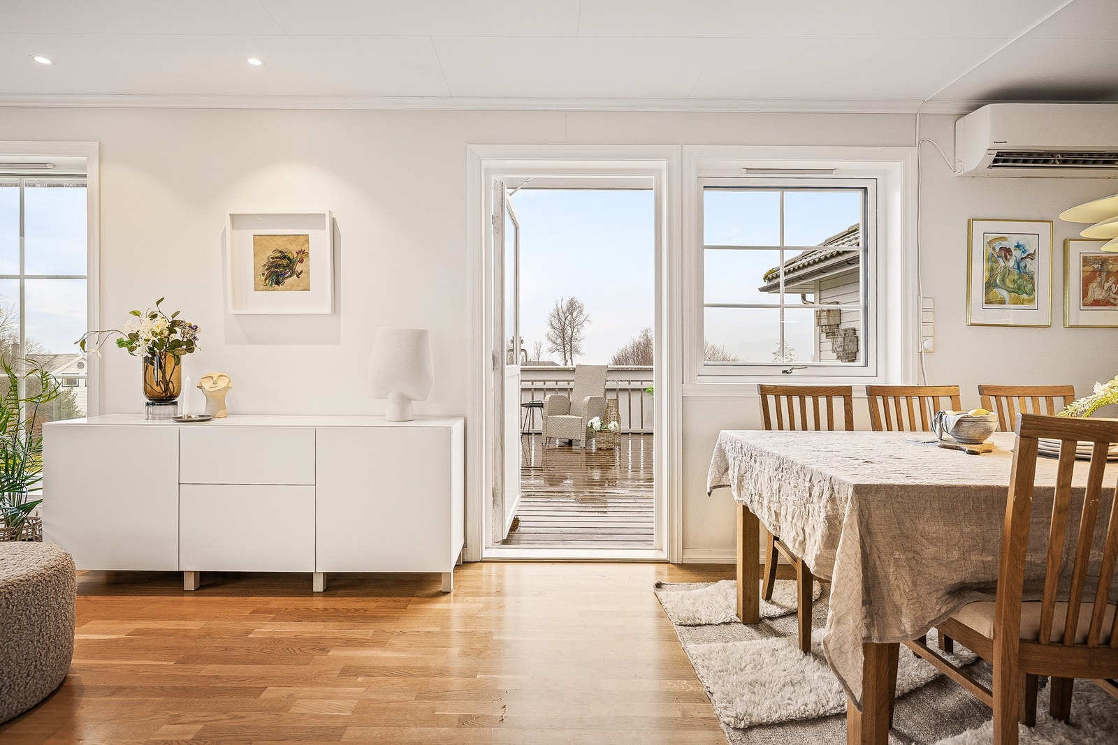 Fra stuen er det utgang til terrasse og plen Galleribilde