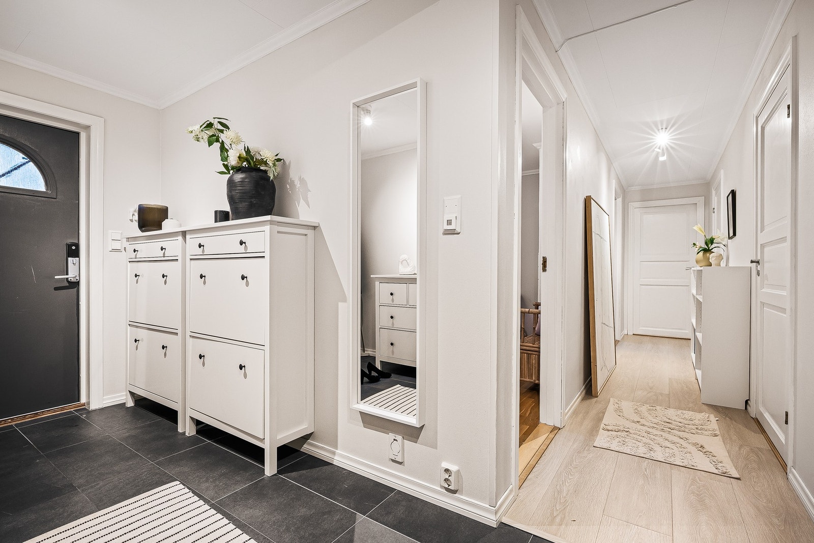 Innbydende entre med plass til oppbevaring av sko og yttertøy Galleribilde