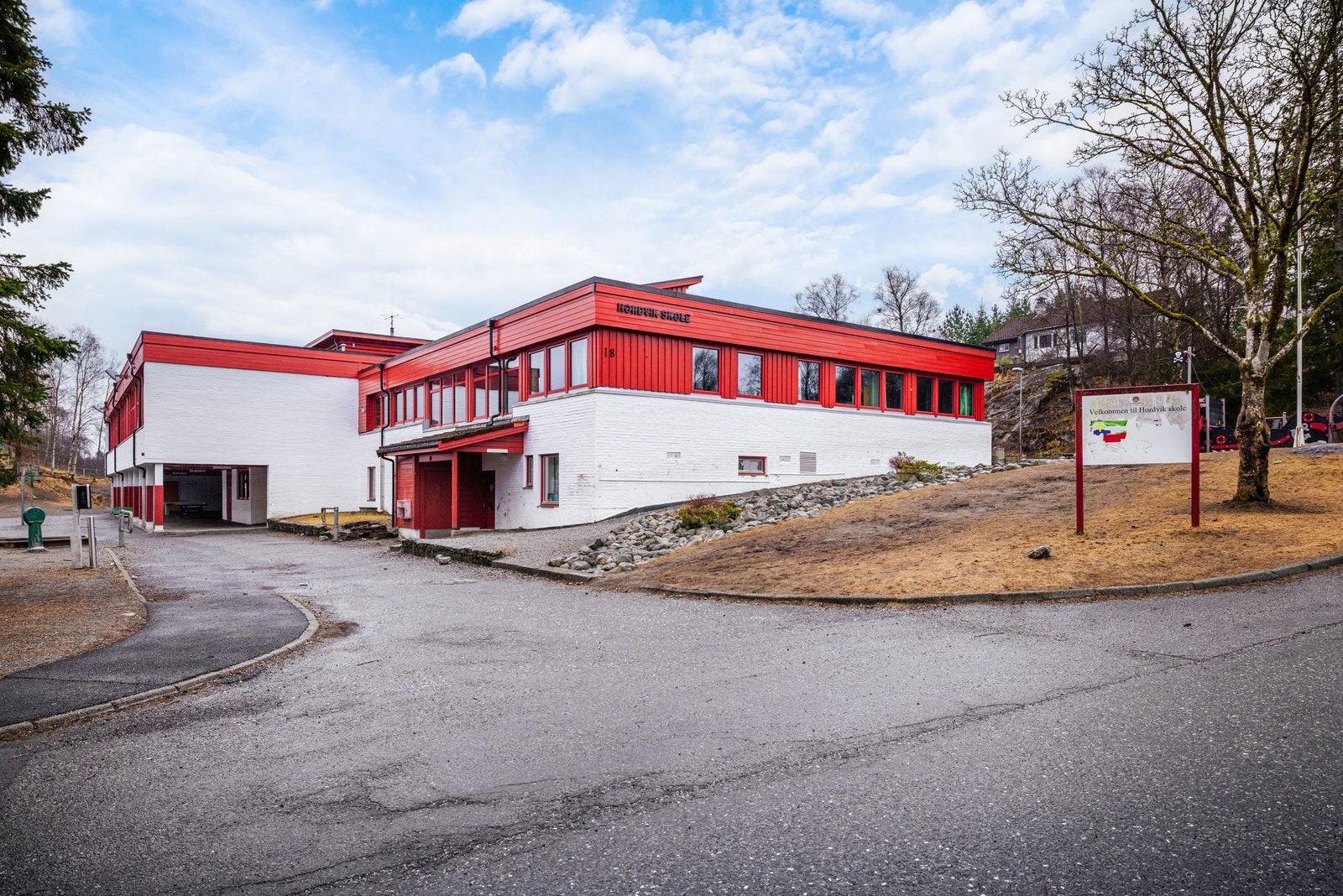 Hordvik skole (1-7 kl.) ligger innen ca. 6 minutters gange fra boligen Galleribilde