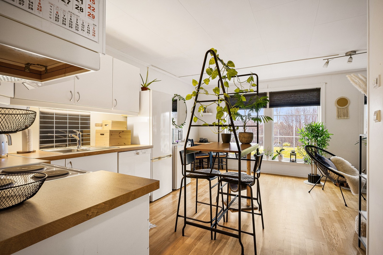 Kjøkkeninnredningen består av IKEA-innredning med slette fronter. Benkeplaten er i laminat fra 2023, og det er montert vaskekum i stål. Videre er kjøkkenet utstyrt med ventilator og har opplegg for oppvaskmaskin Galleribilde