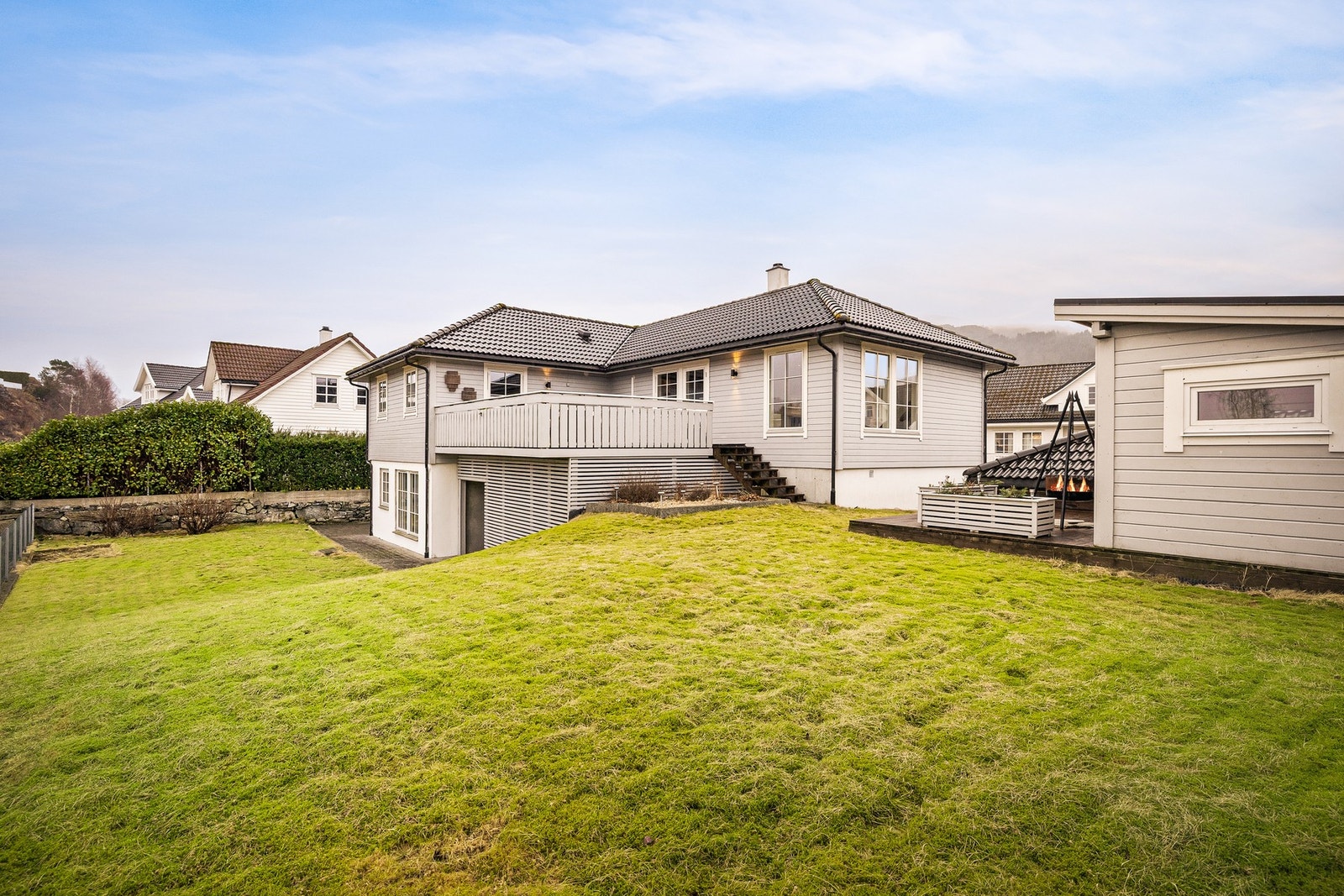 Eiendommen byr på en romslig og vedlikeholdt tomt med gode solforhold. Tomten har vært brukt til kjøkkenhage og har rips- og solbærbusker samt epletrær. Her kan du nyte sjøutsikt og virkelig kjenne følelsen av hyttetur på egen tomt - enten i den lune ut Galleribilde