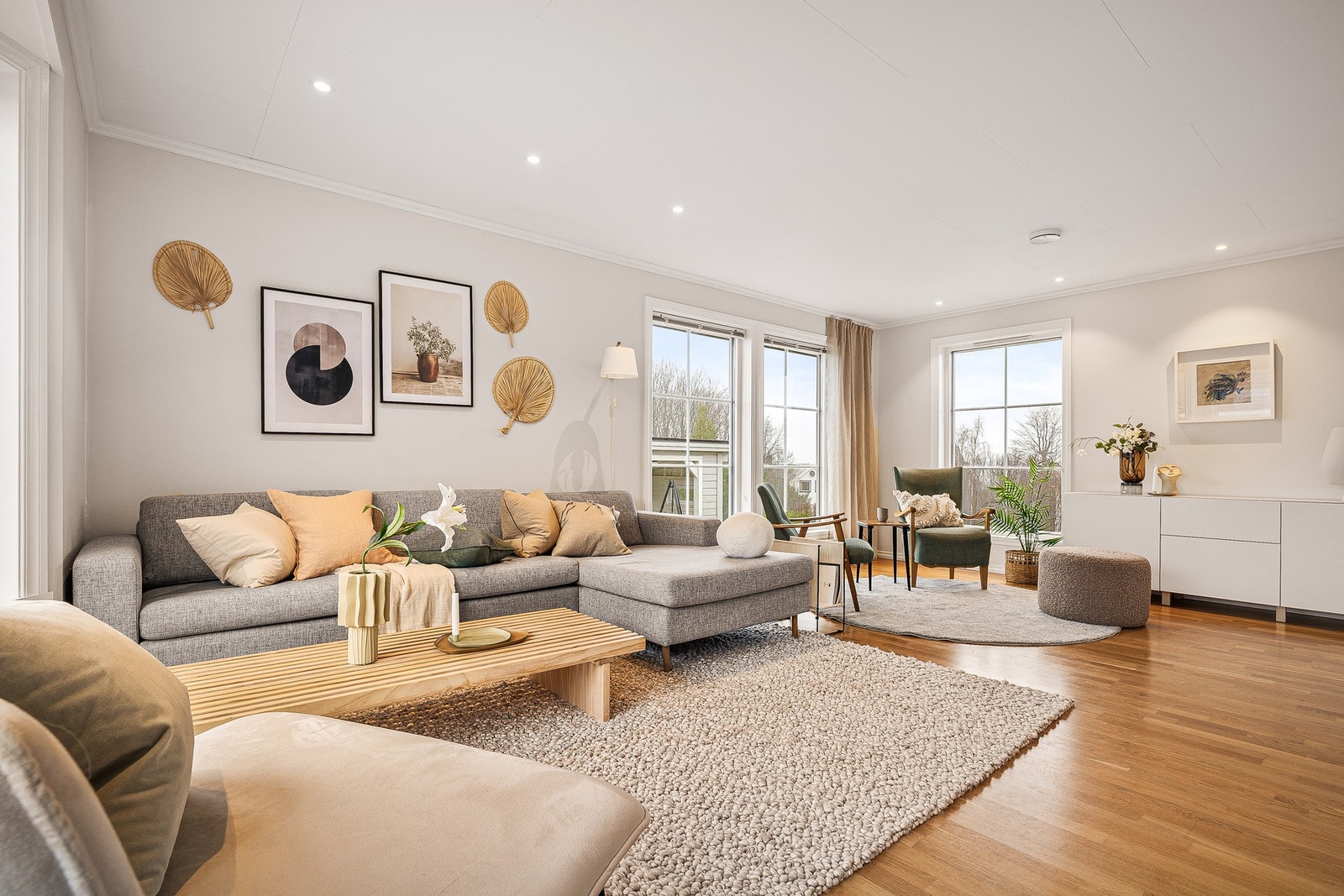 Stuen kan by på slette overflater og eikeparkett på gulvene Galleribilde