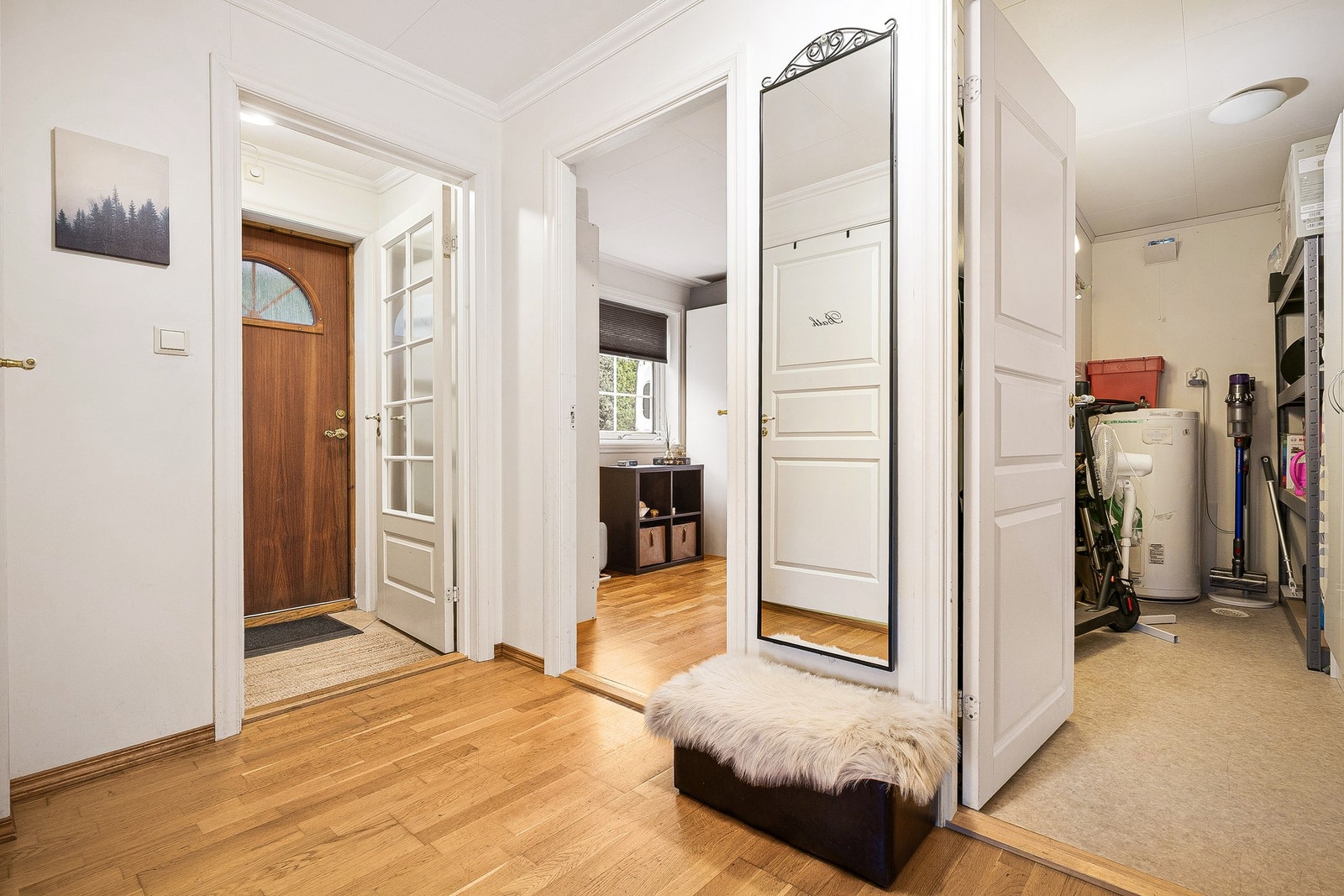 Utleiedelen har egen privat inngang med en lys og romslig entre Galleribilde