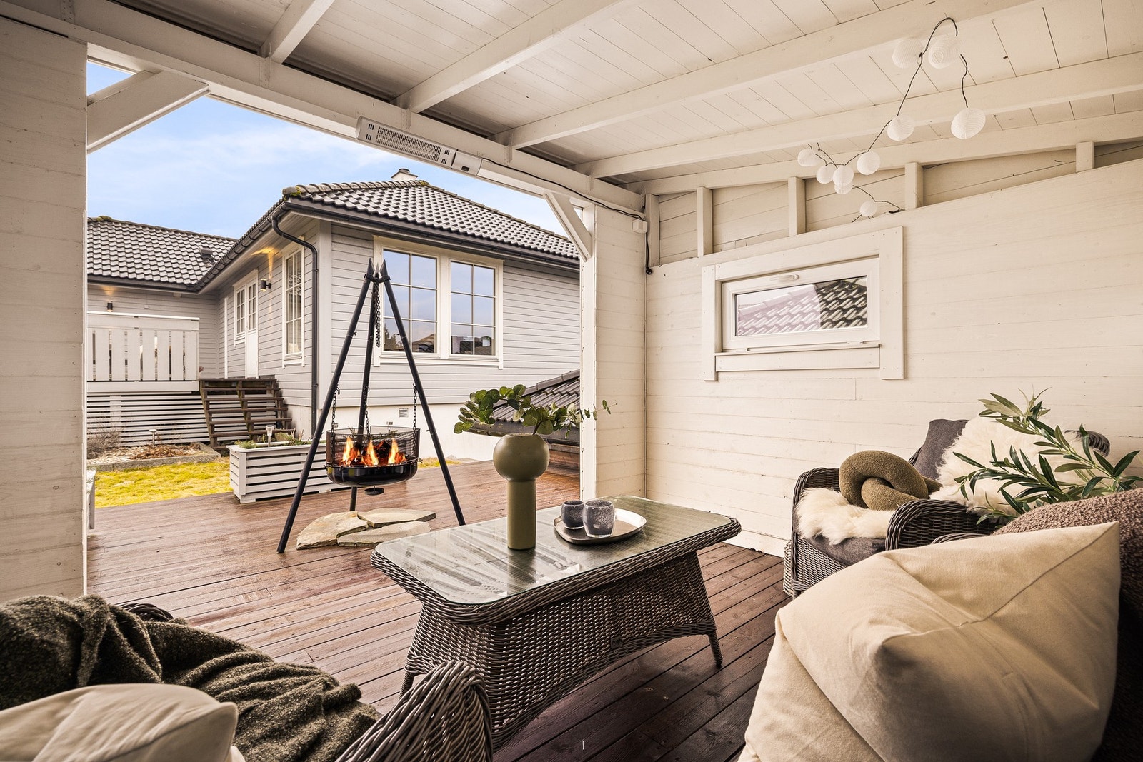 Velkommen til en bolig med en sjelden kombinasjon av ro, natur og familievennlige kvaliteter - beliggende i en stille blindvei uten gjennomgangstrafikk. Her bor du skjermet og trygt i et etablert og svært hyggelig nabolag Galleribilde