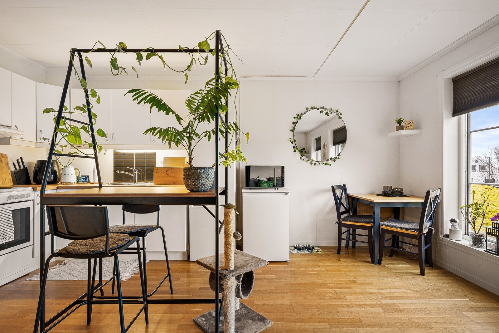 Utleiedelen har en lys og åpen stue- og kjøkkenløsning med et samlet areal på 22,9 kvm Galleribilde