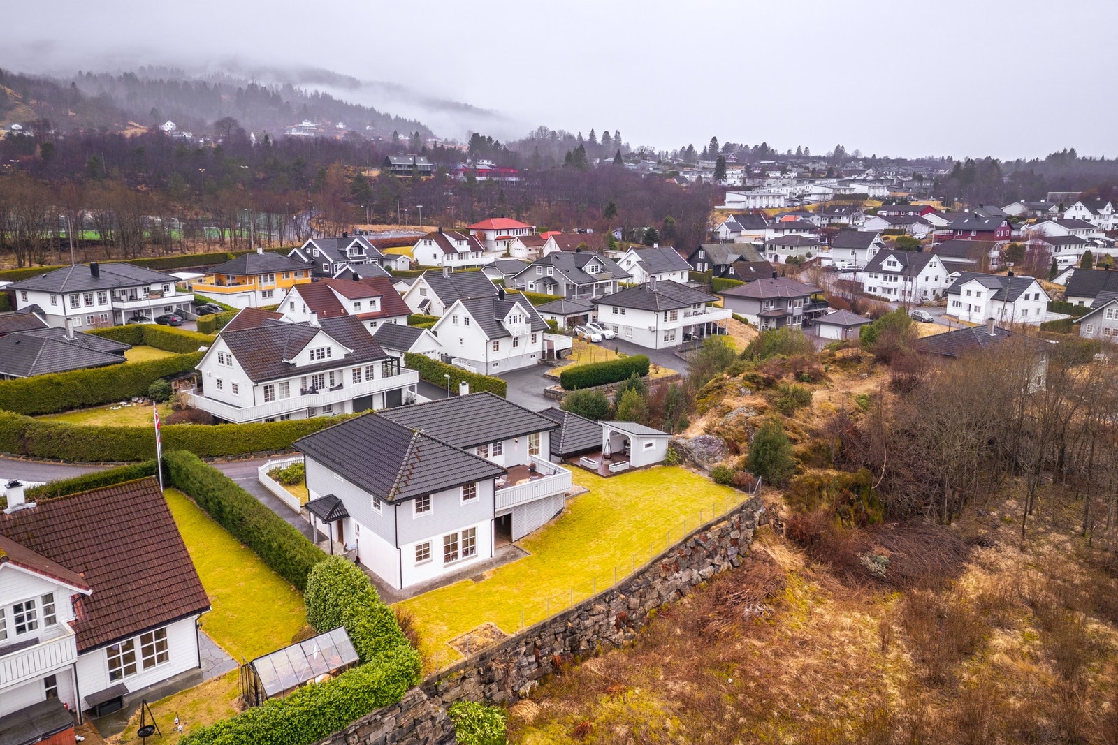 Dette er en eiendom som kombinerer skjermet og rolig beliggenhet med nærhet til sjø, natur, skole og servicetilbud - et ideelt hjem for deg som ønsker trygge rammer, gode solforhold og en aktiv, naturnær livsstil Galleribilde