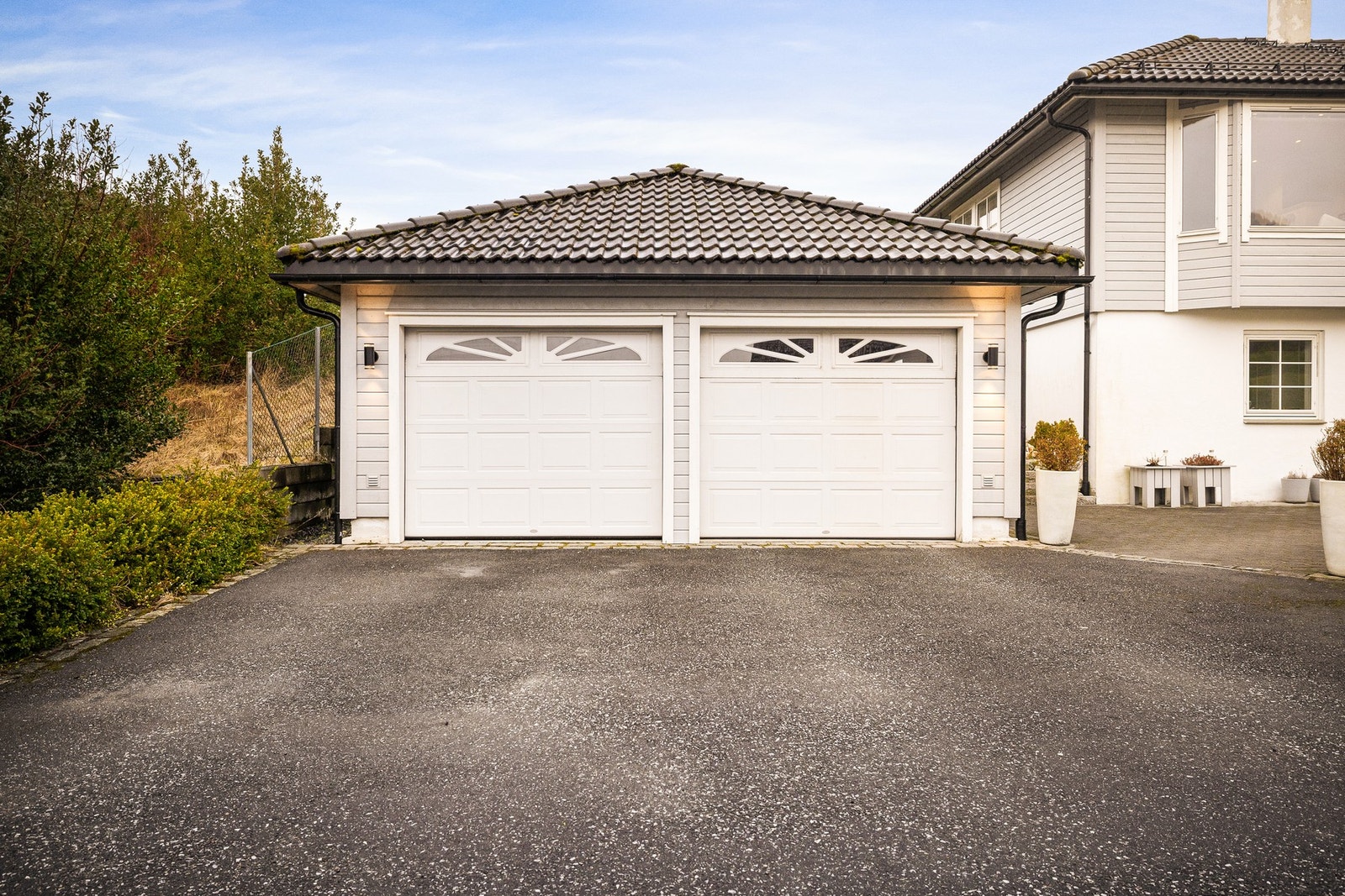 Boligen har dobbel garasje med to biloppstillingsplasser og opplegg for elbillader. Galleribilde