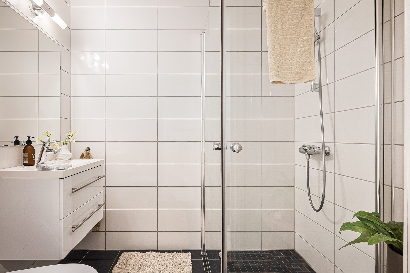 Bad på 3,2 kvm med overflater bestående av keramiske fliser på både gulv og vegger, noe som gir robuste og fuktbestandige flater. I taket er det montert takplater Galleribilde