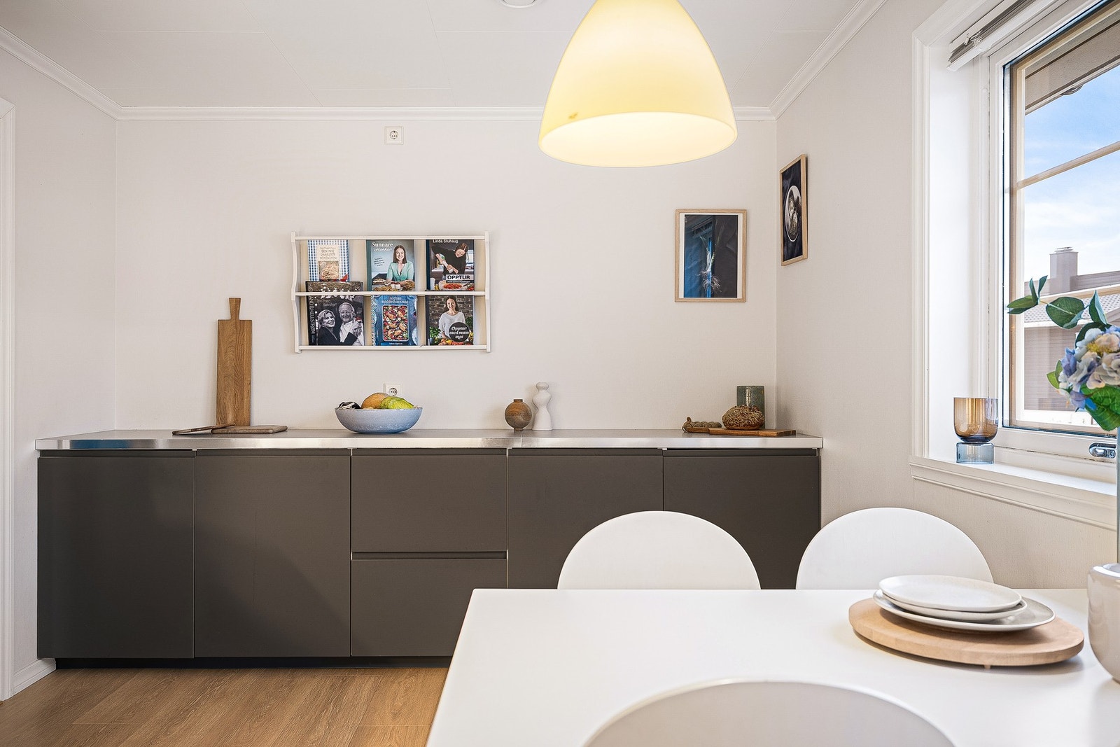 Kjøkkendel fra IKEA på vegg mot soverom ble montert i 2020 for bedre oppbevaringsmuligheter. Kjøkkenet fremstår som romslig og funksjonelt, med en kombinasjon av opprinnelig innredning og senere oppgraderinger Galleribilde