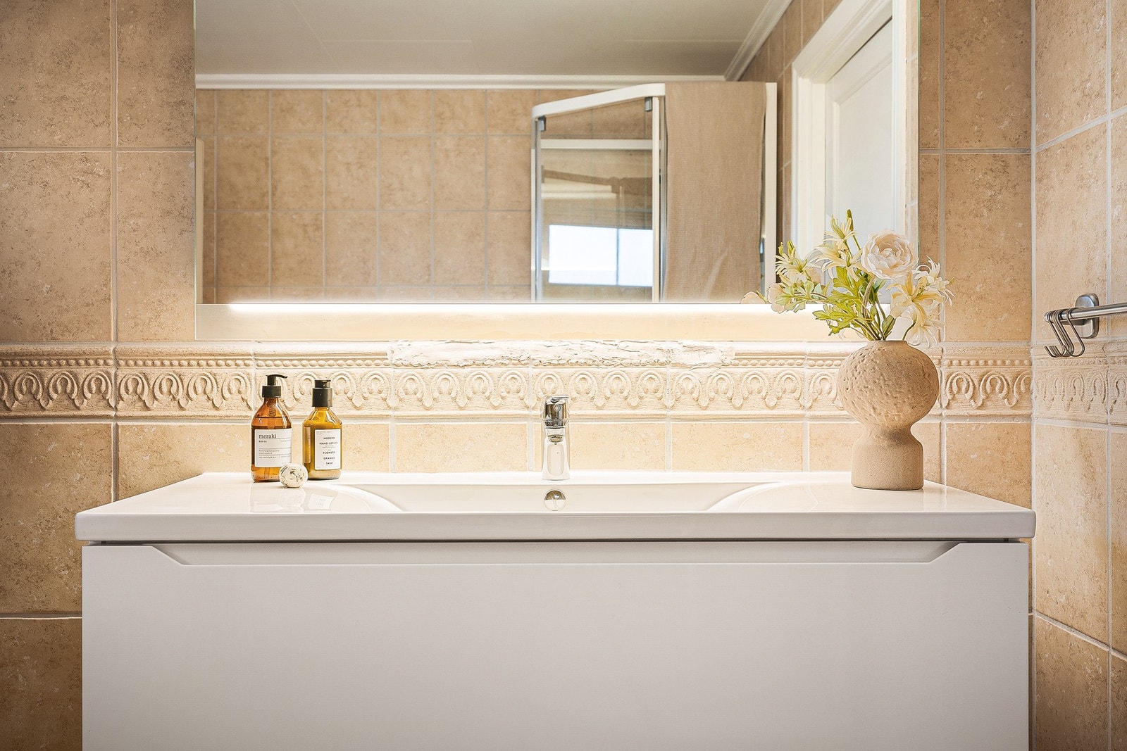 I 2021 ble deler av innredningen fornyet. Det ble da montert ny baderomsinnredning med servant, nytt speil med integrert belysning, nytt toalett, nytt høyskap og nytt dusjkabinet Galleribilde